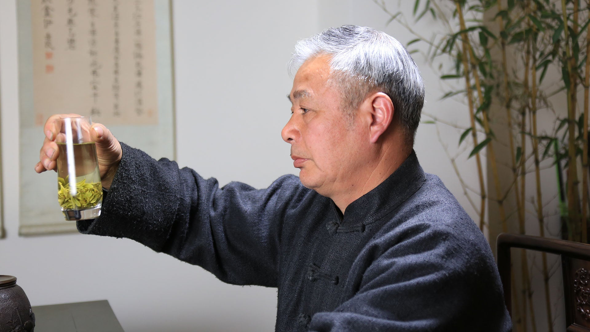 西湖龙井炒茶王、制茶大师 李泉春