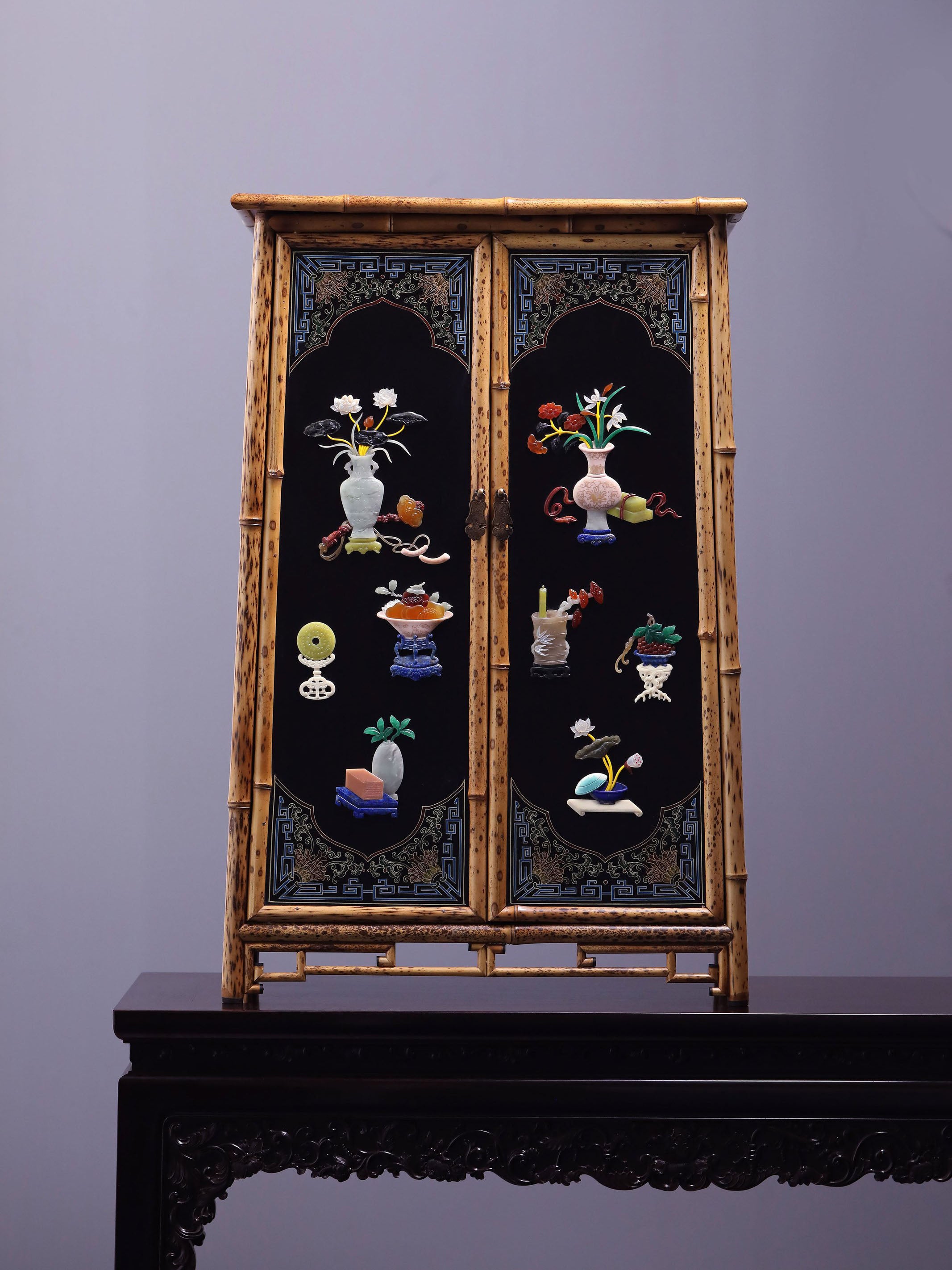 Xiangfei bamboo inlaid with gilded antique patterns, round-cornered tea table