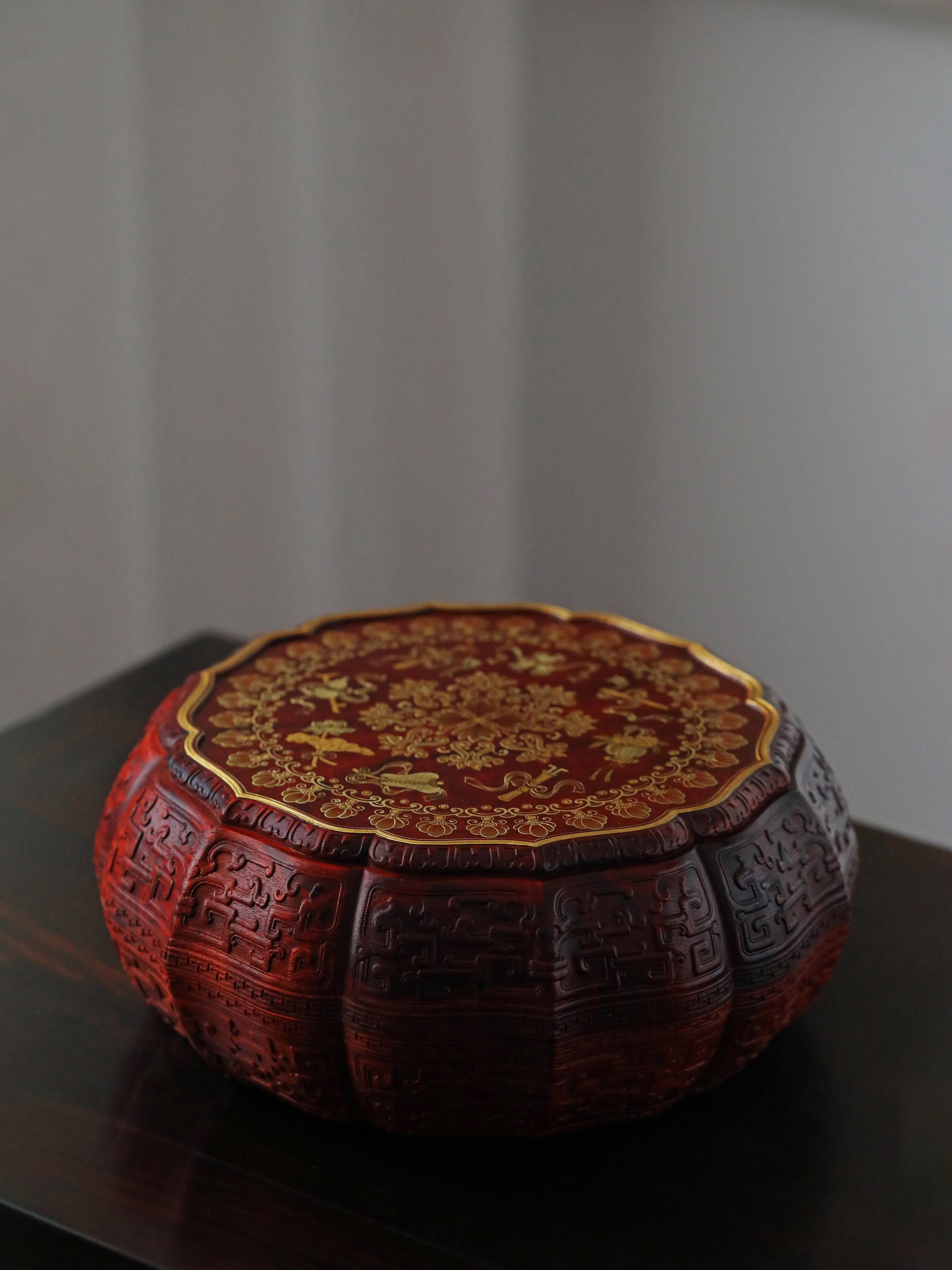 Small-leaf sandalwood twelve-cornered fruit box with gilt decoration of the Eight Immortals and a sunflower-shaped rim.