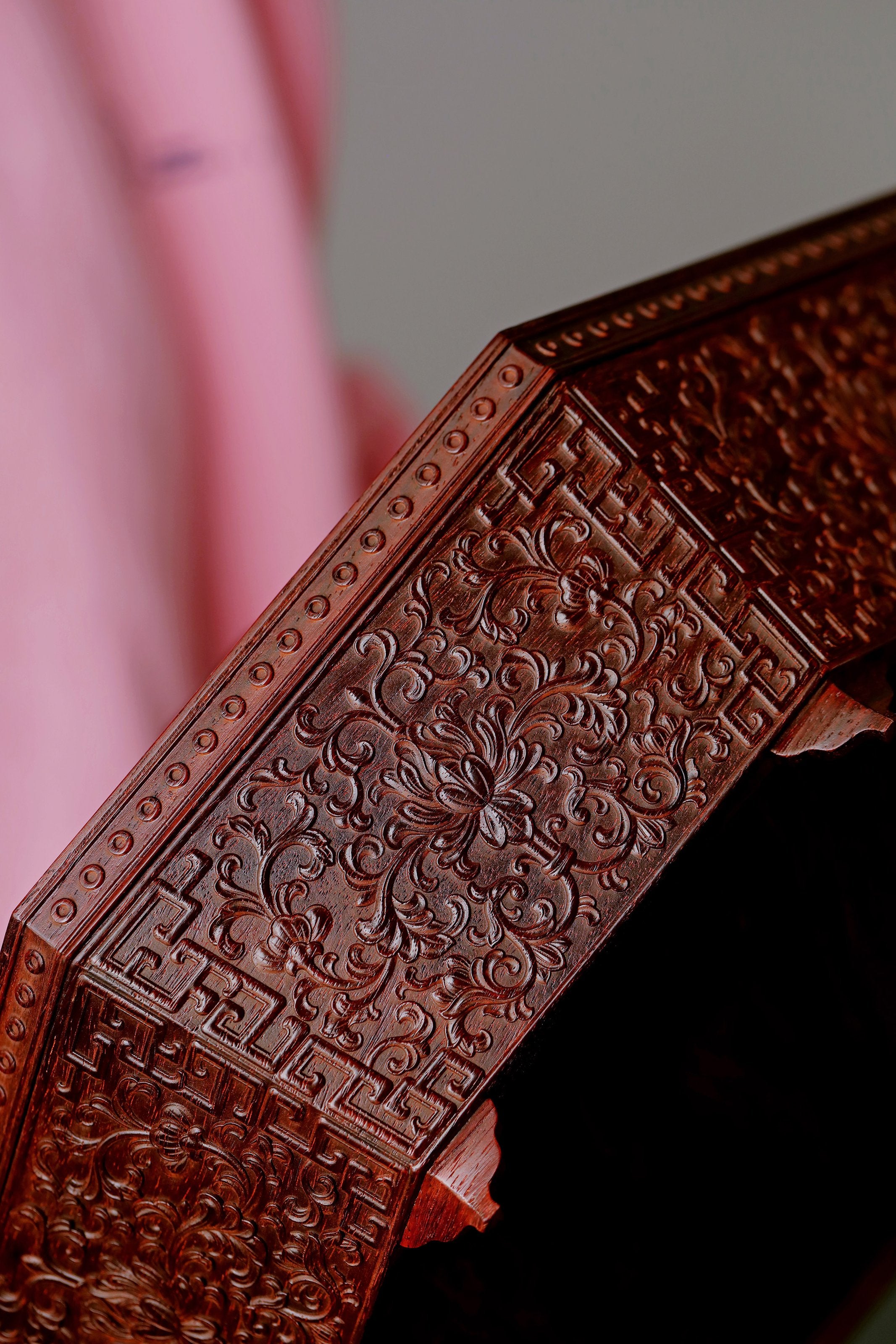 Small-leaf sandalwood inlaid mother-of-pearl eight-treasure fruit box