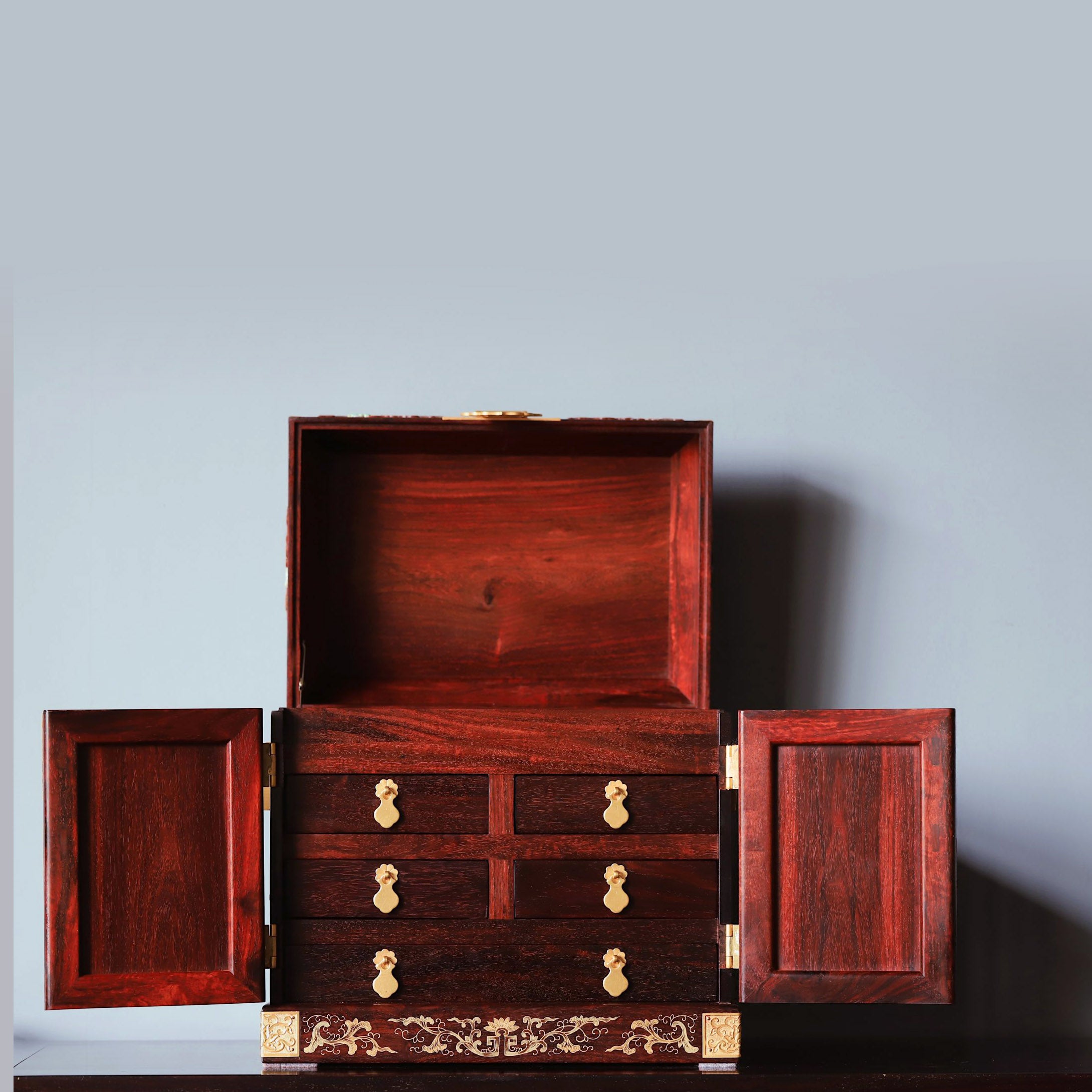 Small-leaf sandalwood inlaid treasure box, symbolizing wealth and peace.