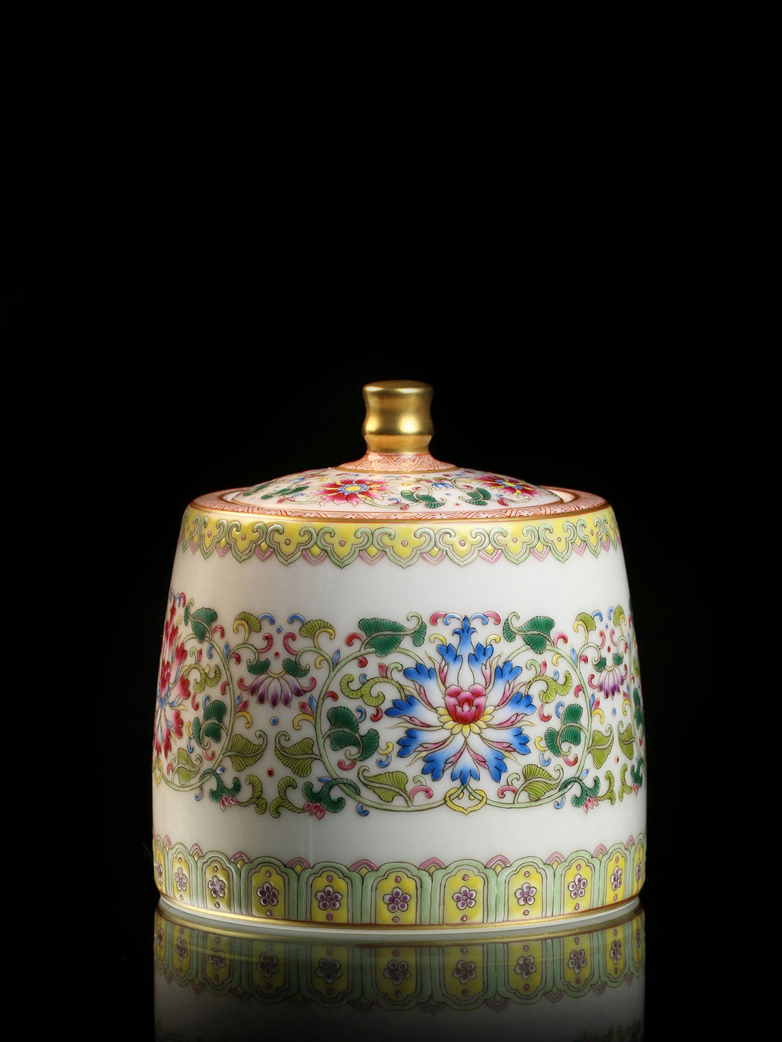 Famille Rose Tea Canister with Entwined Lotus Flower Pattern