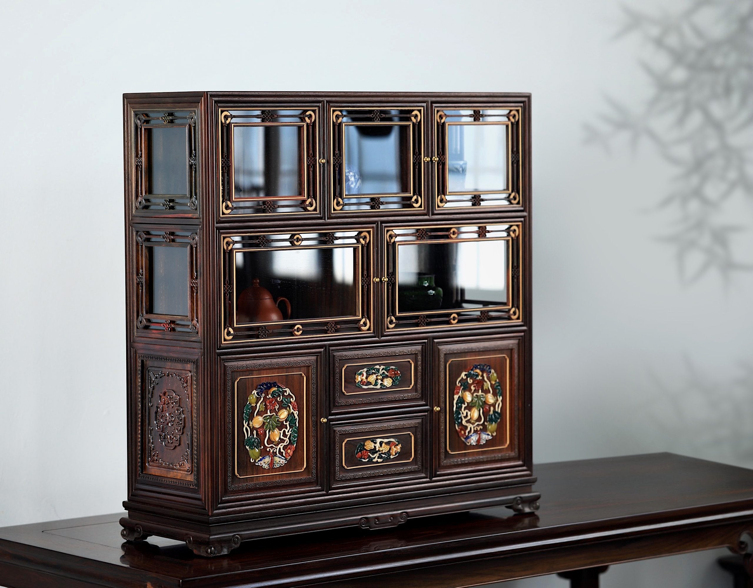 Palace replica of a multi-treasure cabinet with melon and butterfly patterns