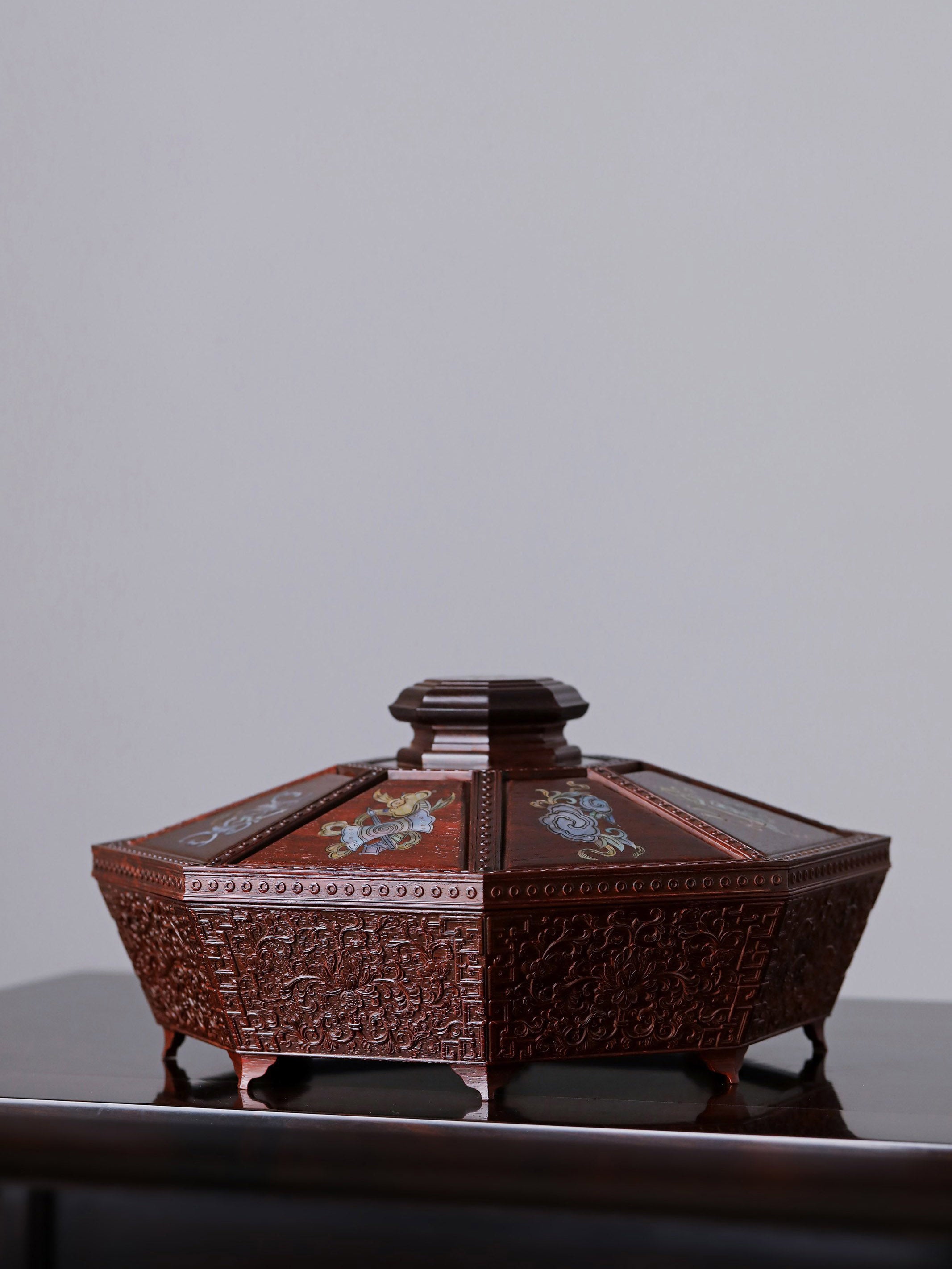 Small-leaf sandalwood inlaid mother-of-pearl eight-treasure fruit box