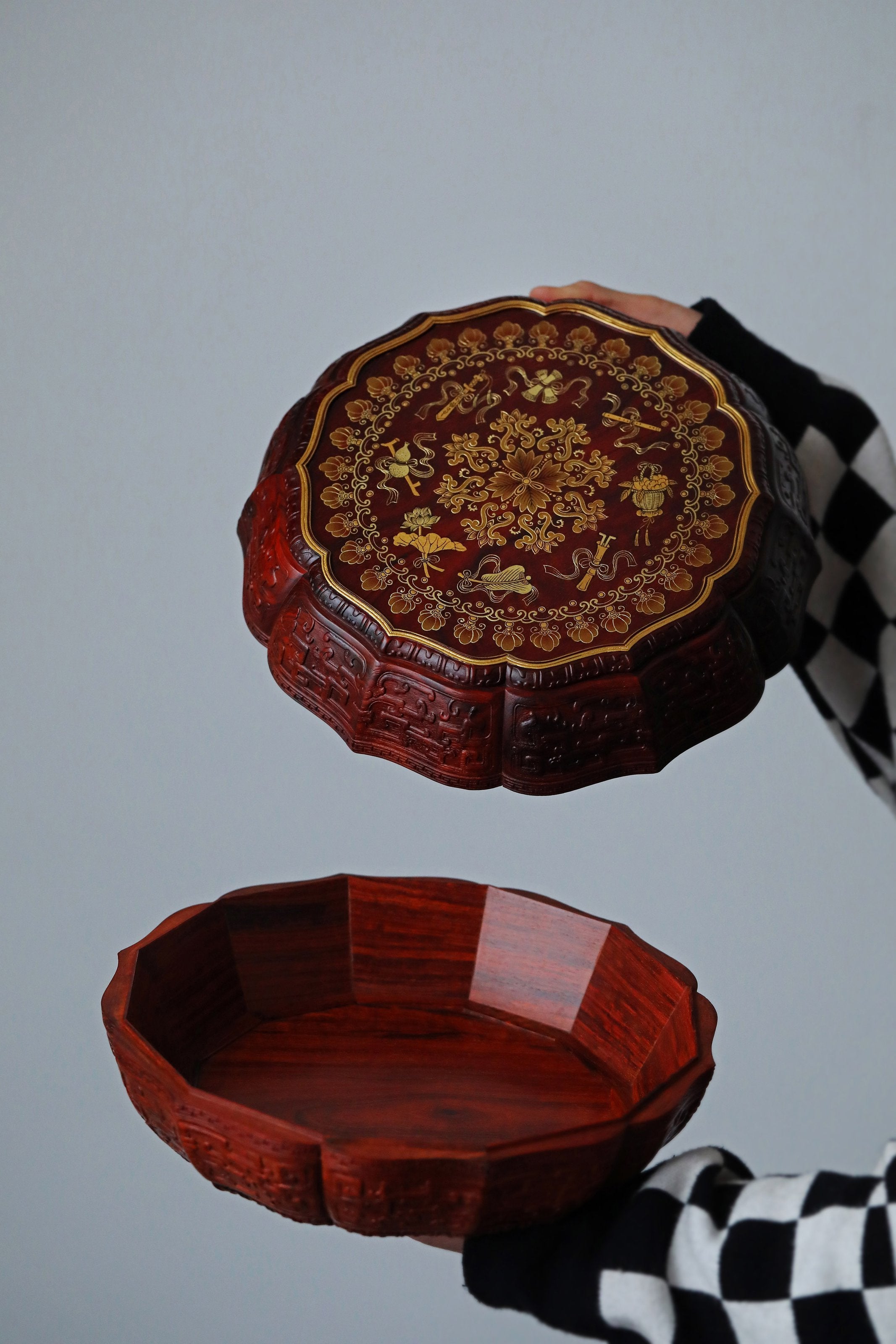 Small-leaf sandalwood twelve-cornered fruit box with gilt decoration of the Eight Immortals and a sunflower-shaped rim.