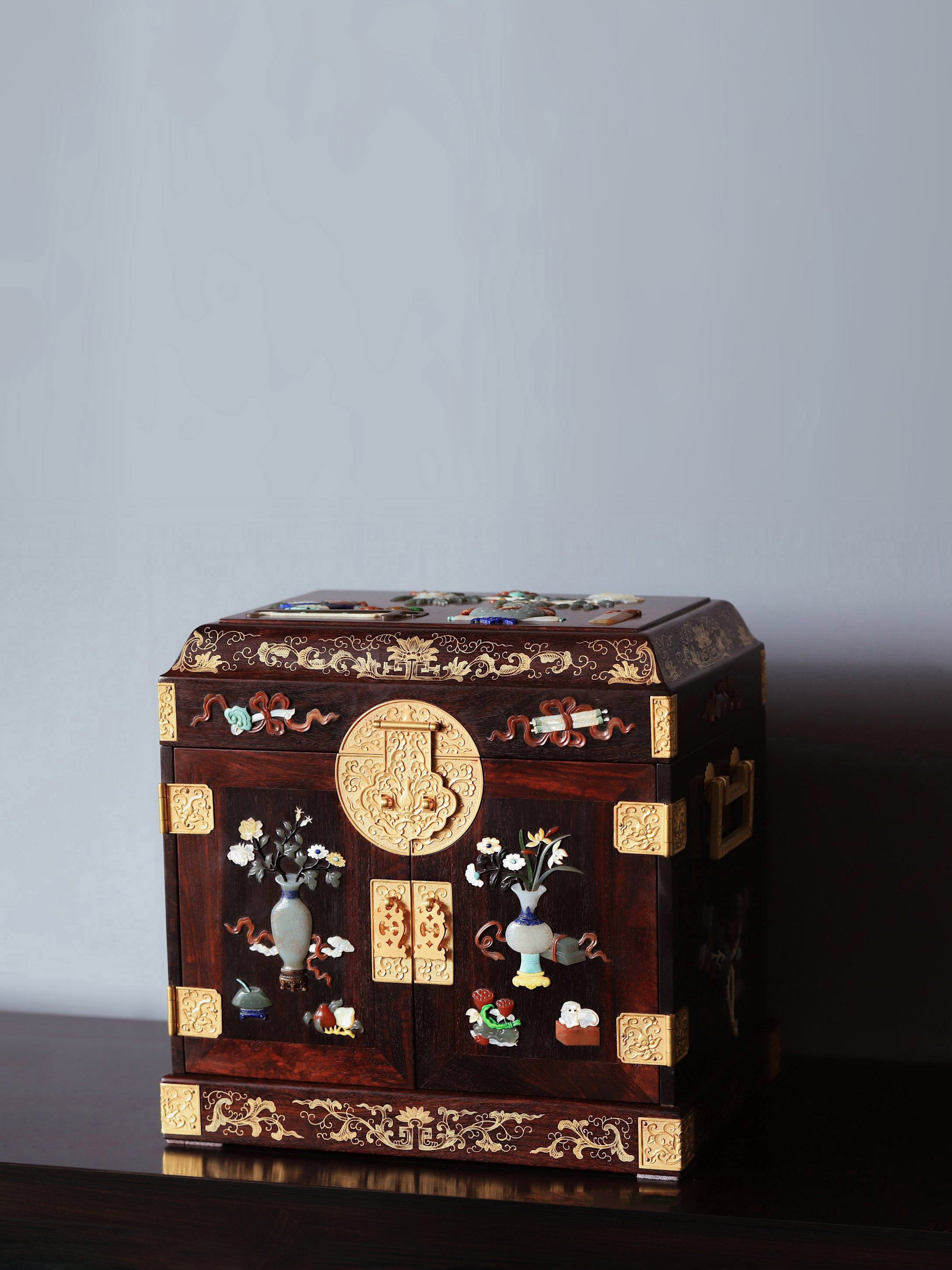 Small-leaf sandalwood inlaid treasure box, symbolizing wealth and peace.