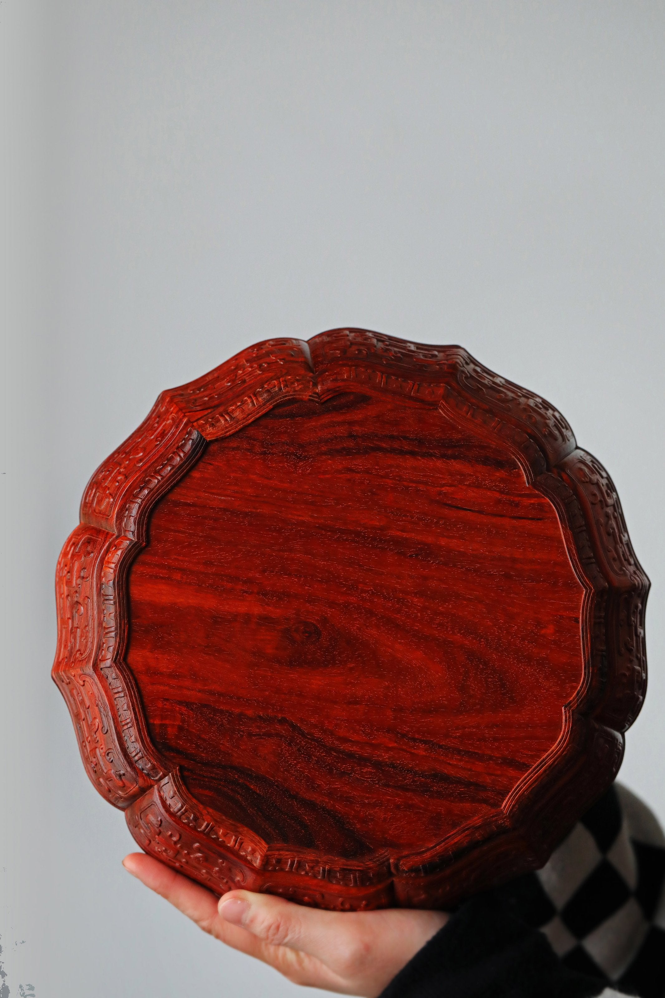 Small-leaf sandalwood twelve-cornered fruit box with gilt decoration of the Eight Immortals and a sunflower-shaped rim.