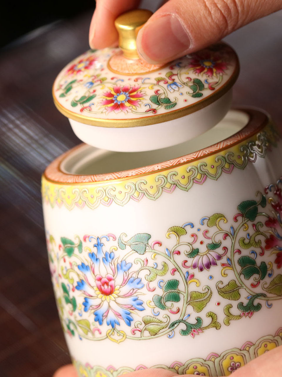 Famille Rose Tea Canister with Entwined Lotus Flower Pattern