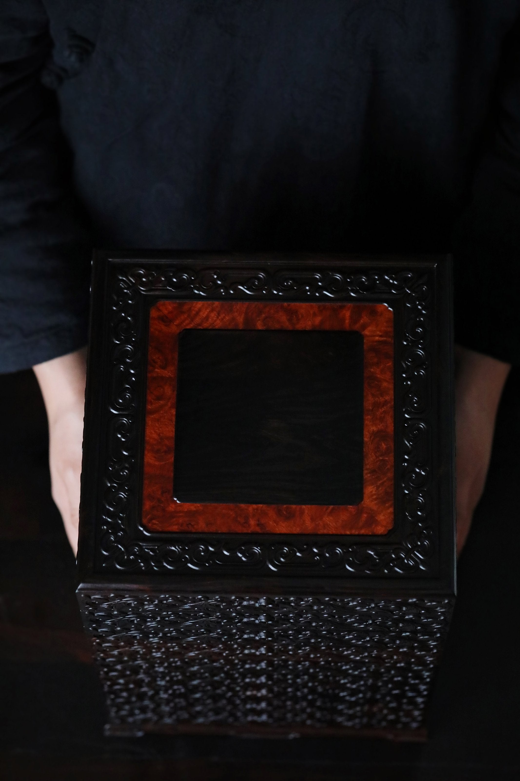 Purple sandalwood tea box with auspicious cloud and scroll patterns, eight-tiered lid and four corners.