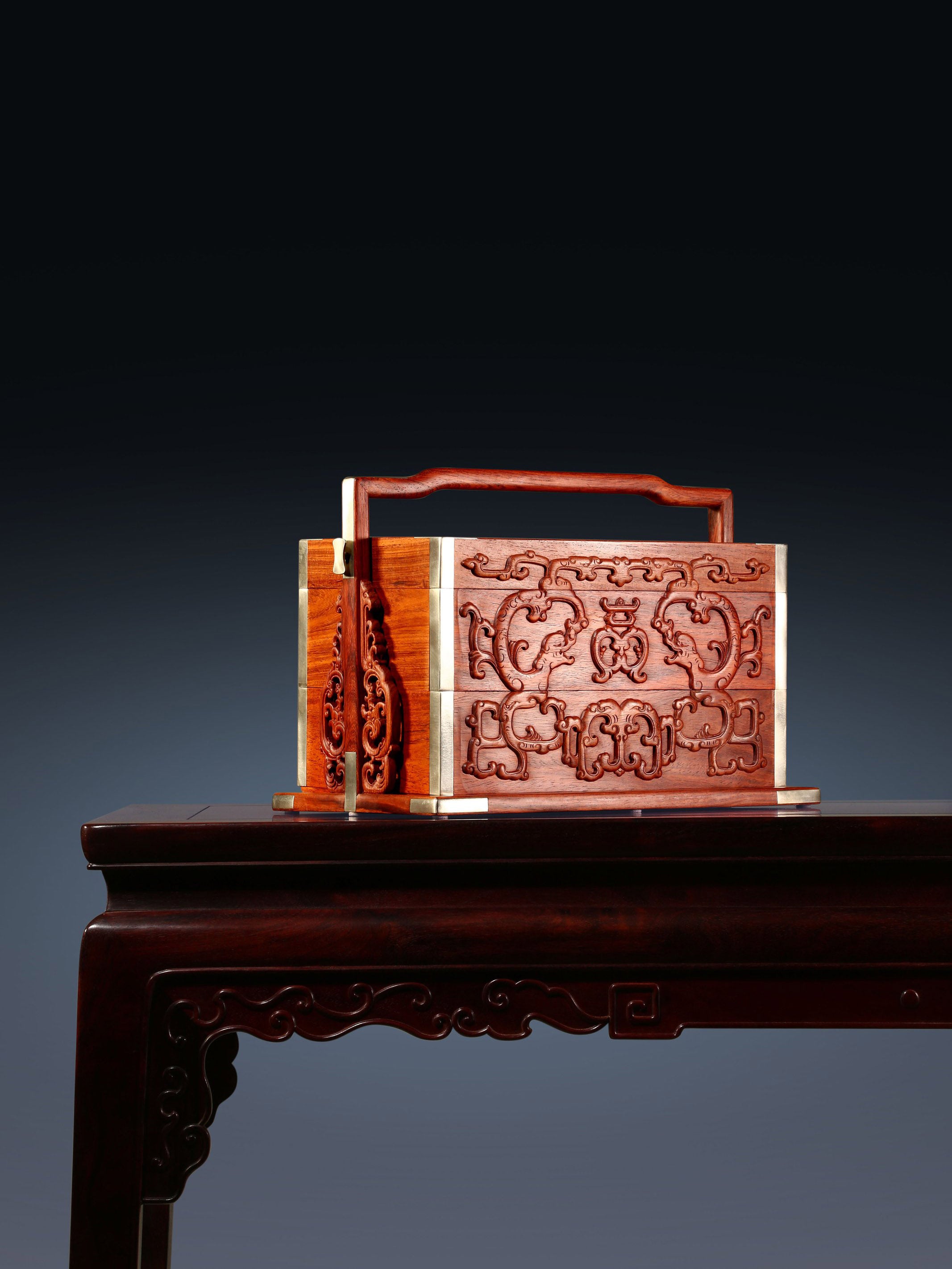 Double-layered carrying box made of rosewood/white rosewood with dragons holding longevity symbols