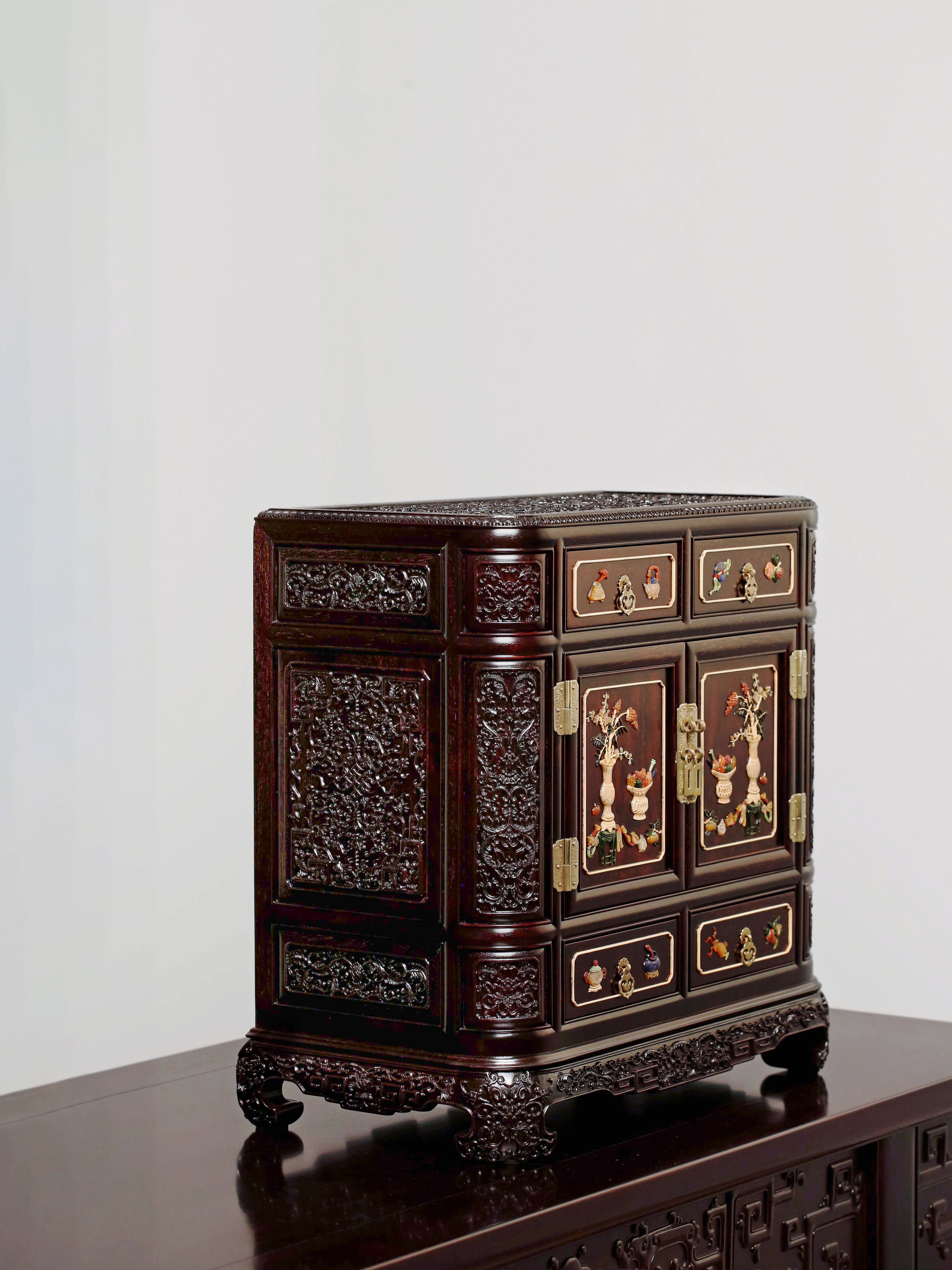 Tea sideboard inlaid with precious objects depicting offerings