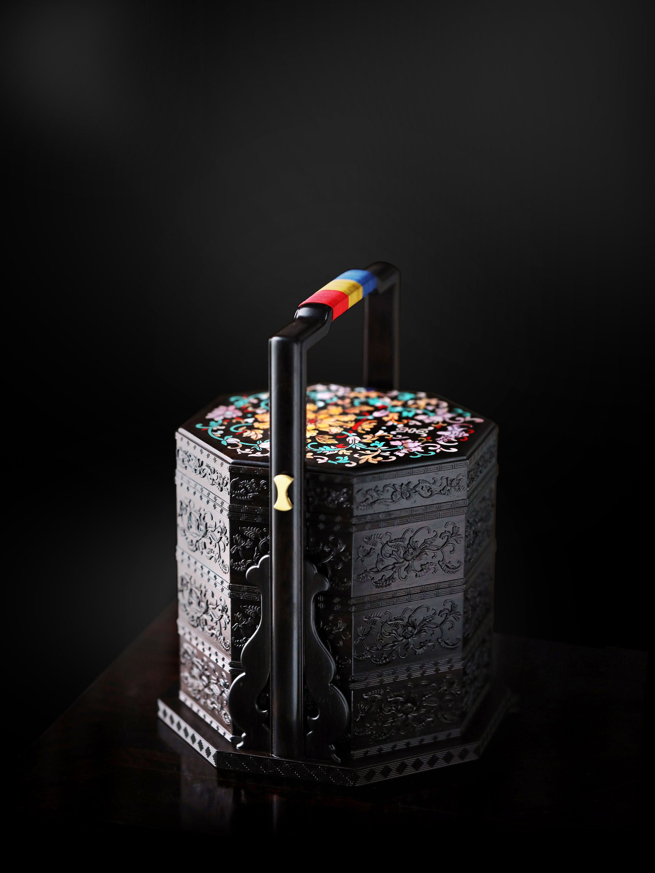 Purple sandalwood octagonal box inlaid with mother-of-pearl and passionflower pattern