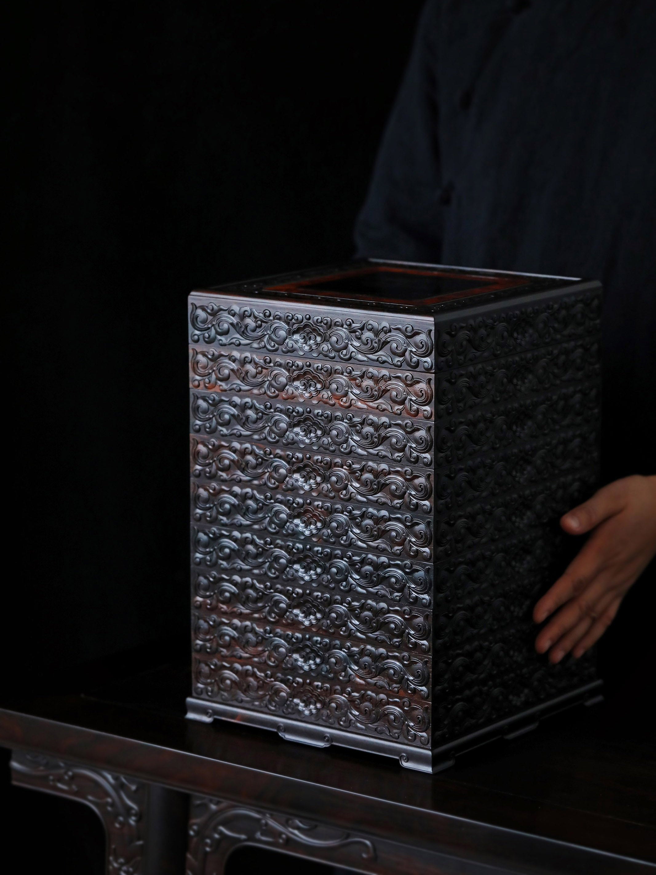 Purple sandalwood tea box with auspicious cloud and scroll patterns, eight-tiered lid and four corners.