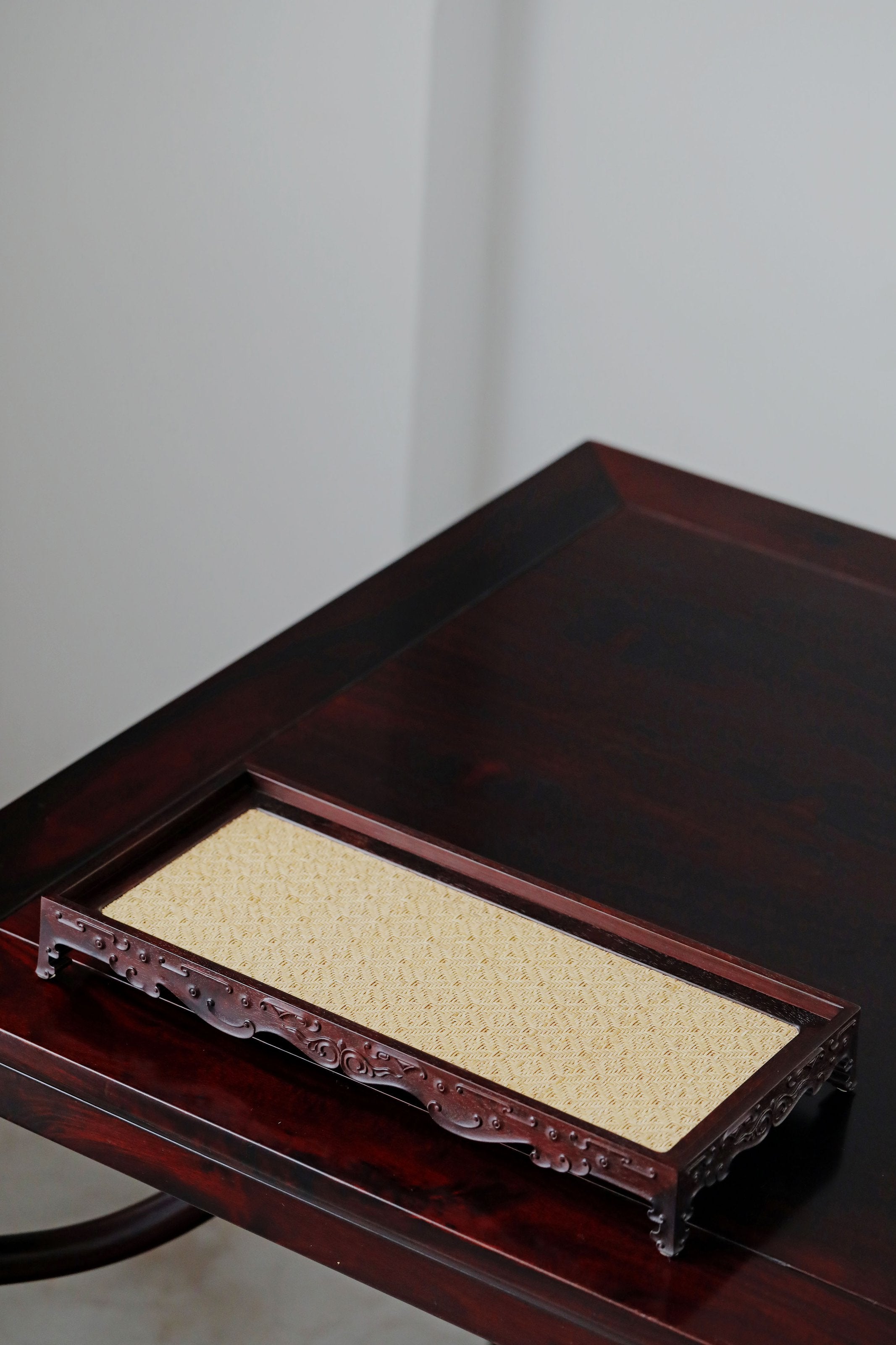 Small-leaf sandalwood rattan woven ruyi scroll plate