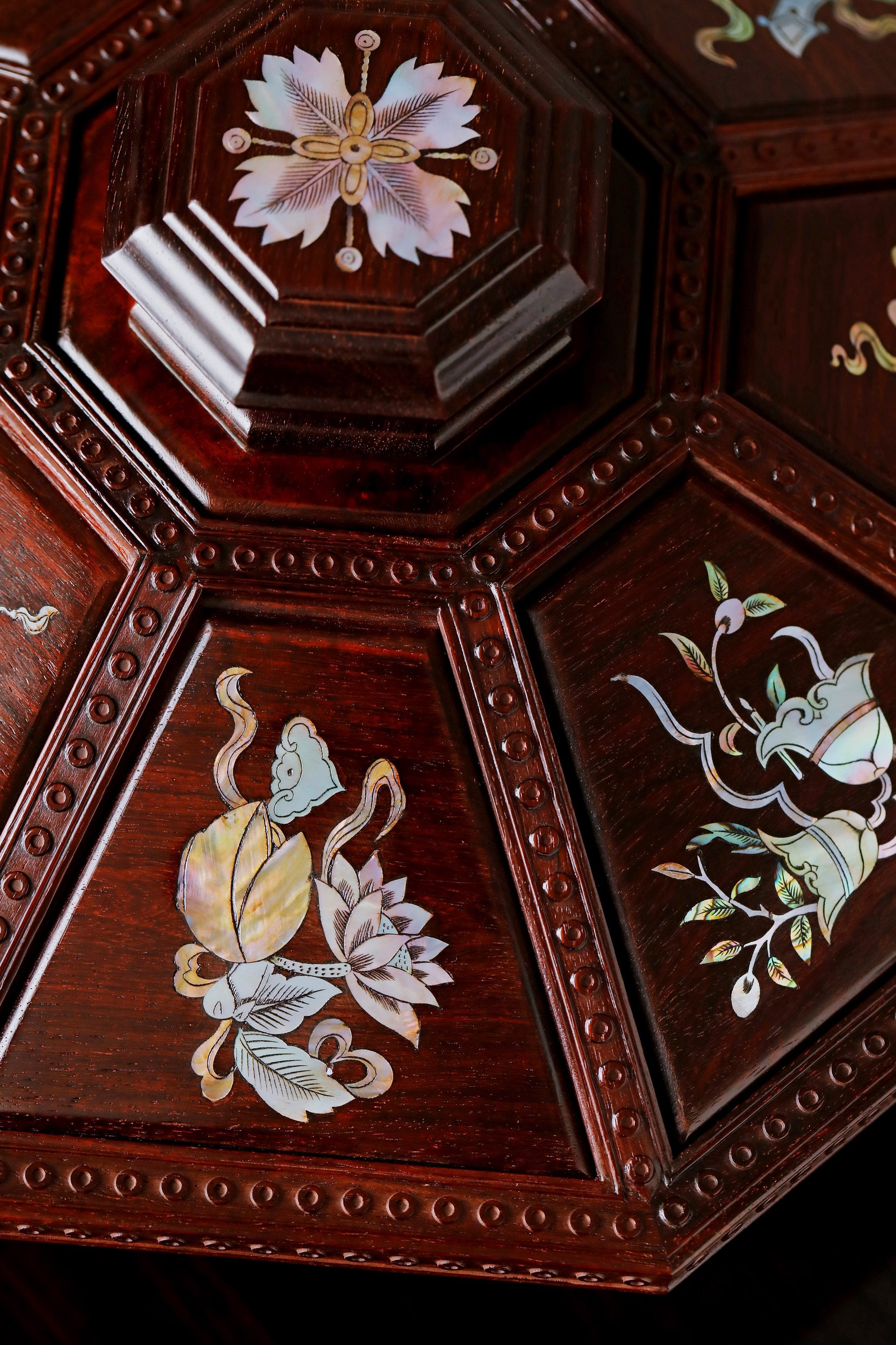 Small-leaf sandalwood inlaid mother-of-pearl eight-treasure fruit box