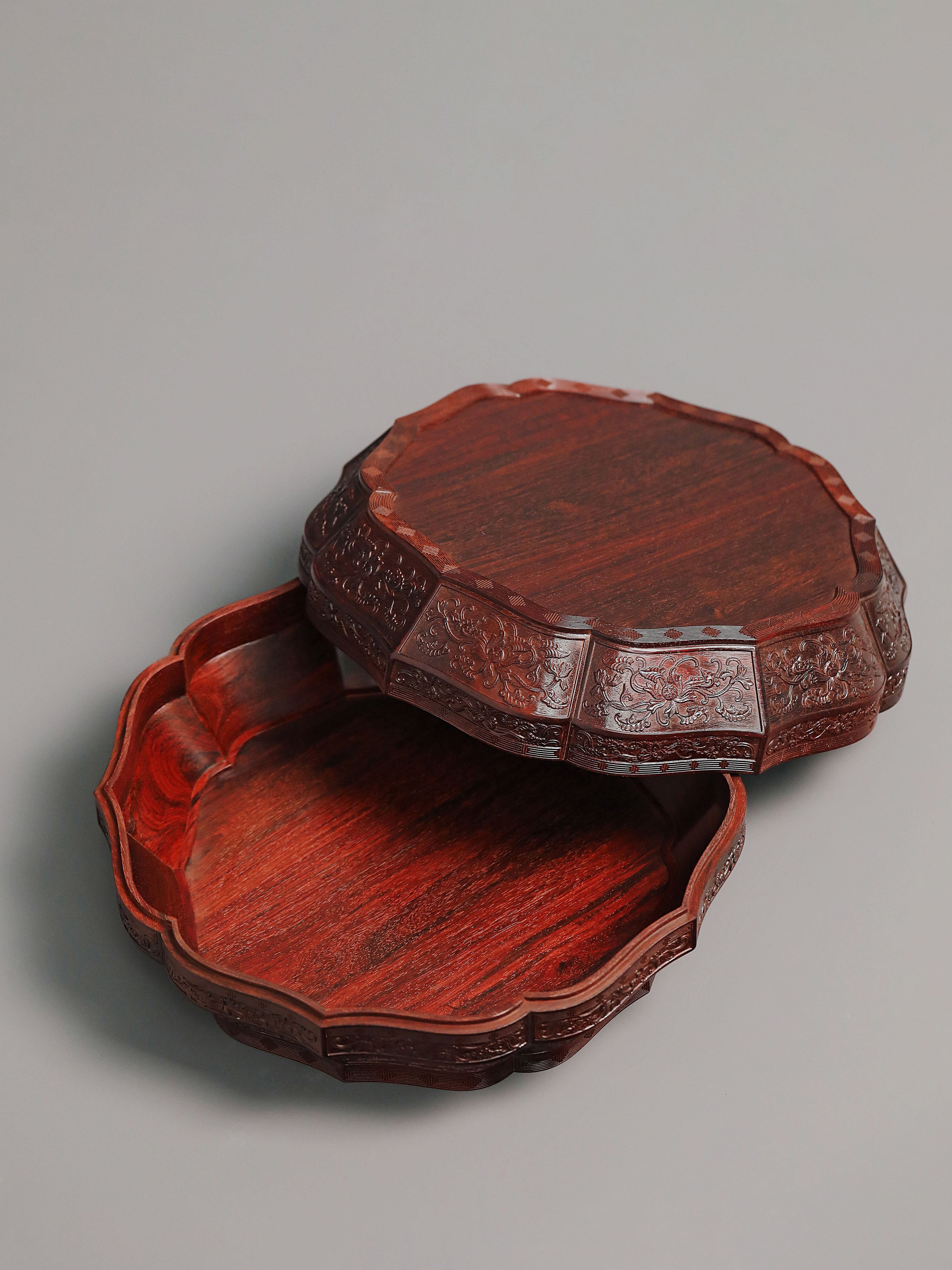 Small-leaf sandalwood carved twelve-cornered fruit box with a longevity sunflower shape
