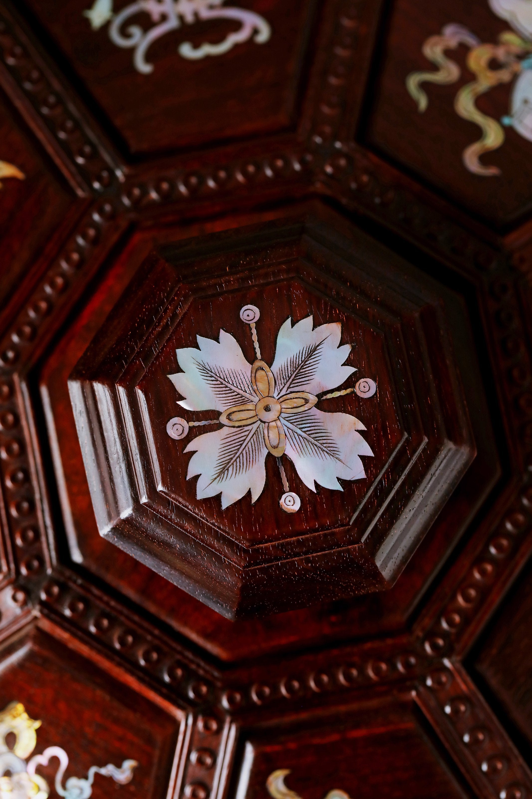 Small-leaf sandalwood inlaid mother-of-pearl eight-treasure fruit box