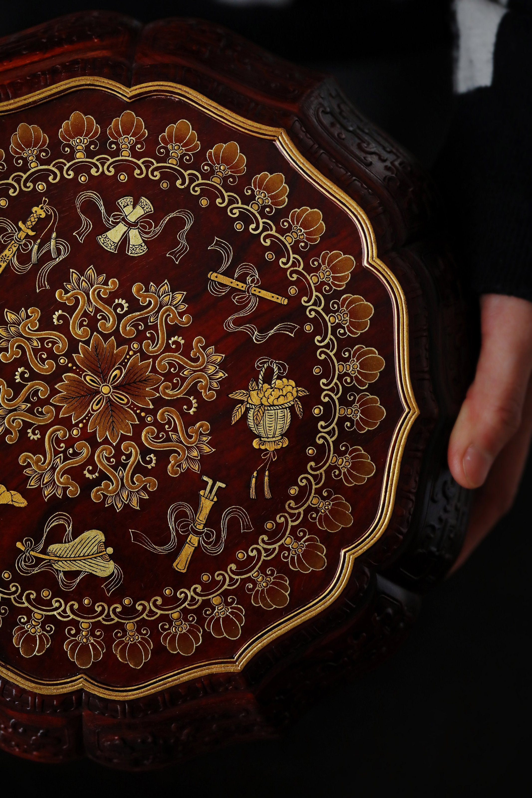 Small-leaf sandalwood twelve-cornered fruit box with gilt decoration of the Eight Immortals and a sunflower-shaped rim.