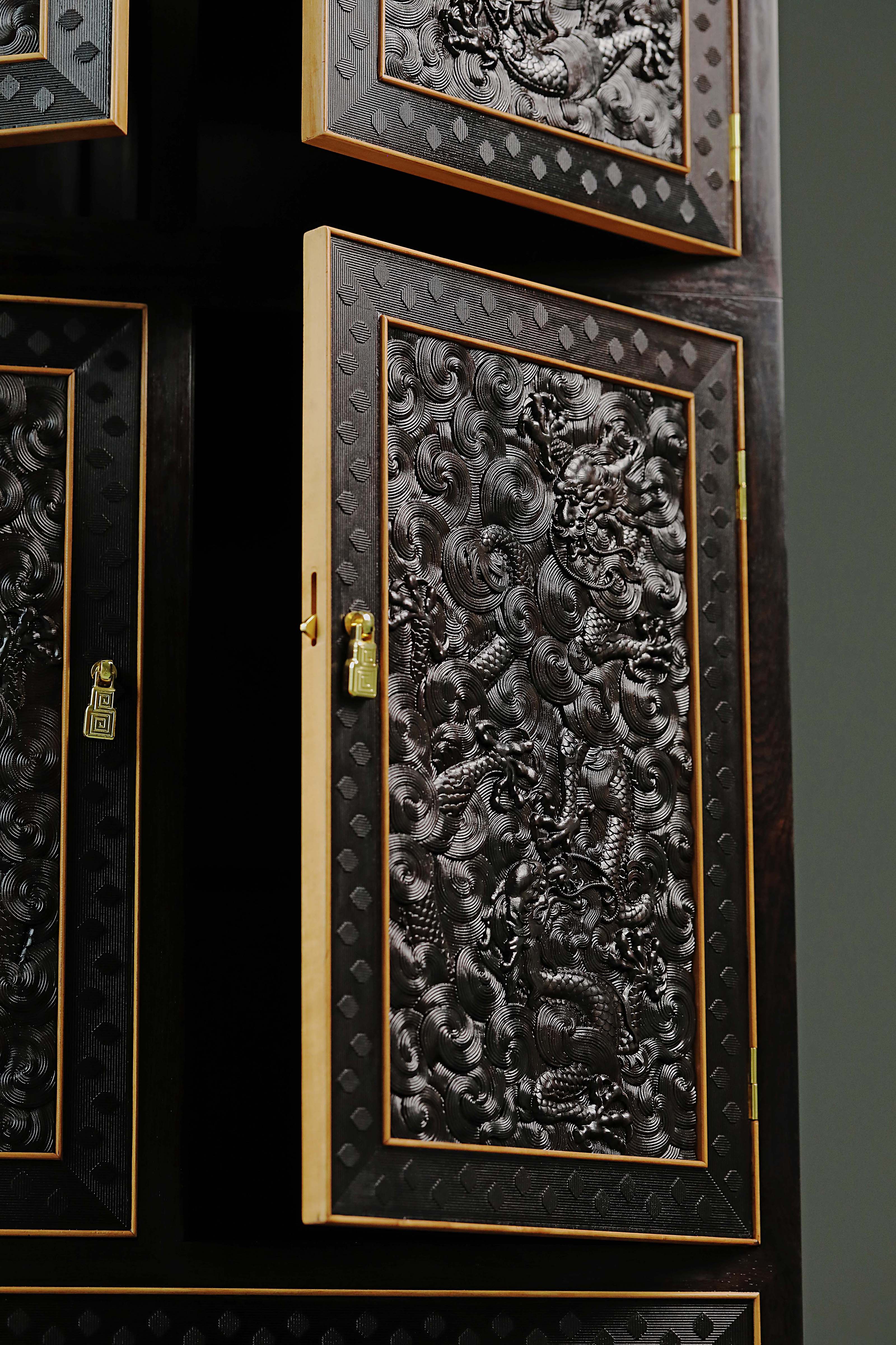 Purple sandalwood table cabinet inlaid with boxwood cloud and dragon patterns