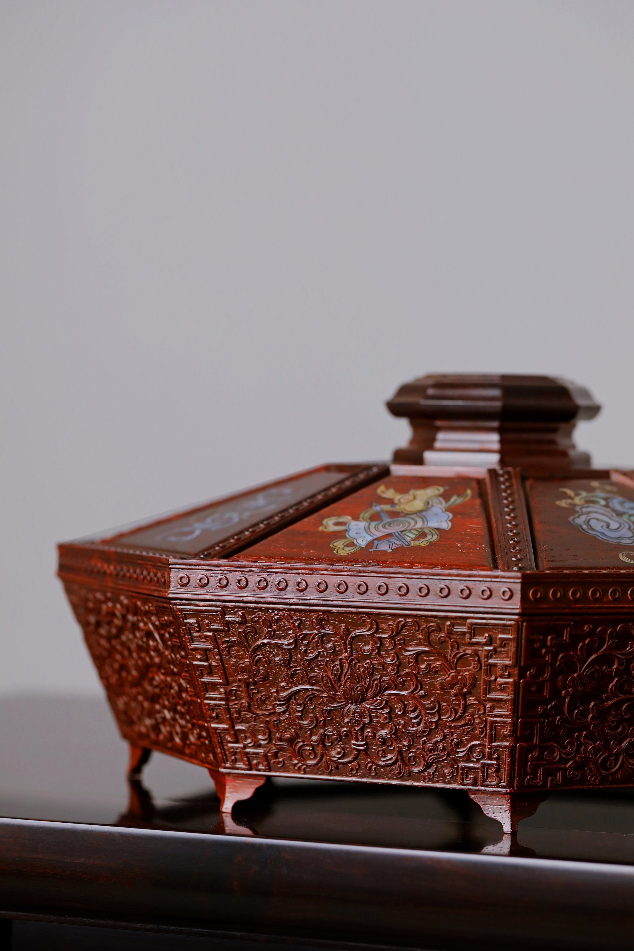 Small-leaf sandalwood inlaid mother-of-pearl eight-treasure fruit box