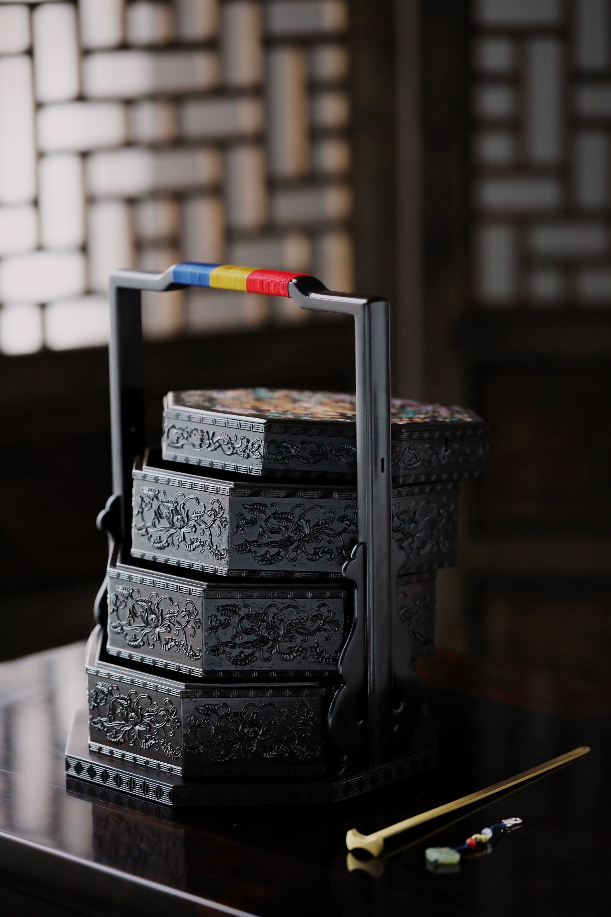 Purple sandalwood octagonal box inlaid with mother-of-pearl and passionflower pattern