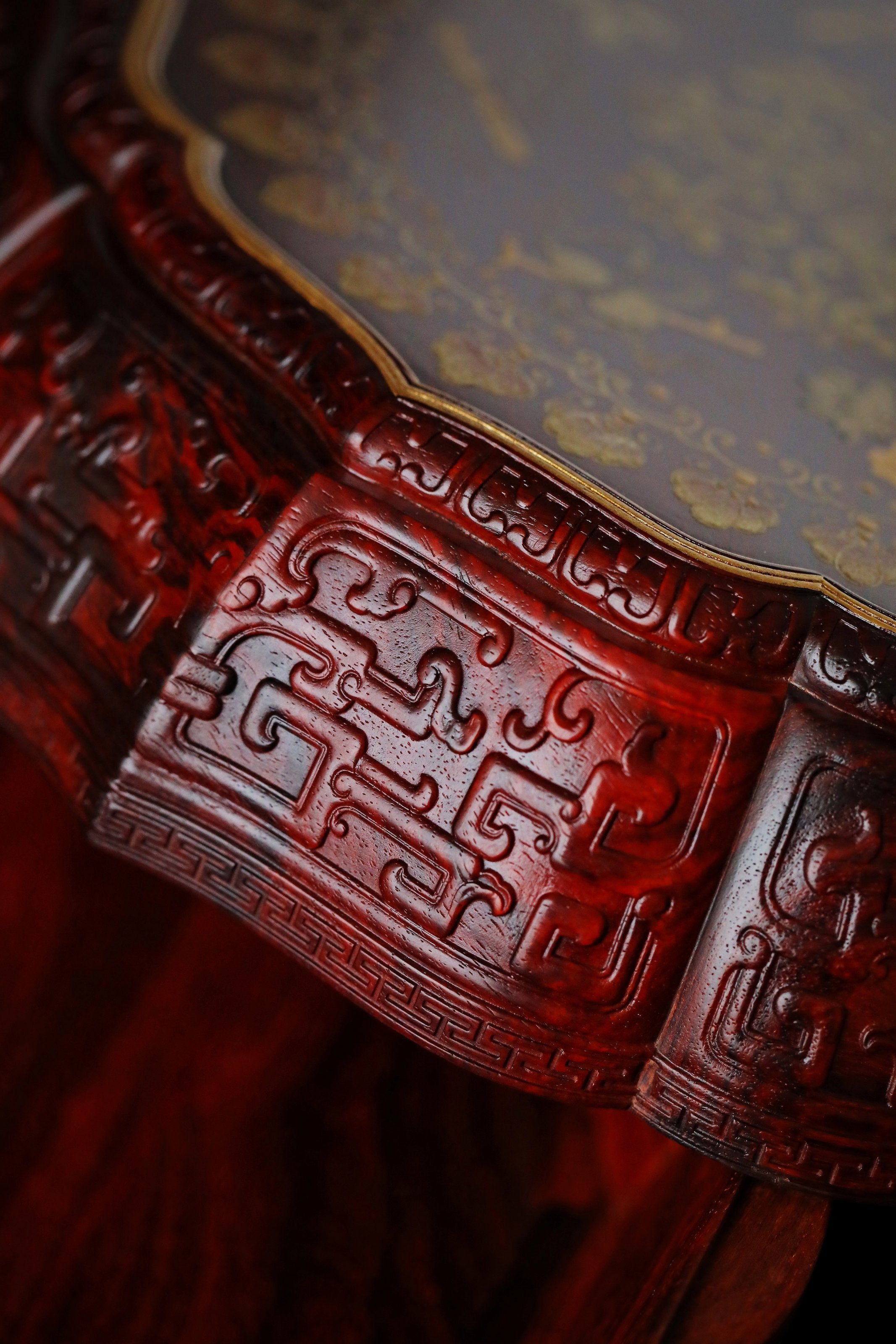 Small-leaf sandalwood twelve-cornered fruit box with gilt decoration of the Eight Immortals and a sunflower-shaped rim.