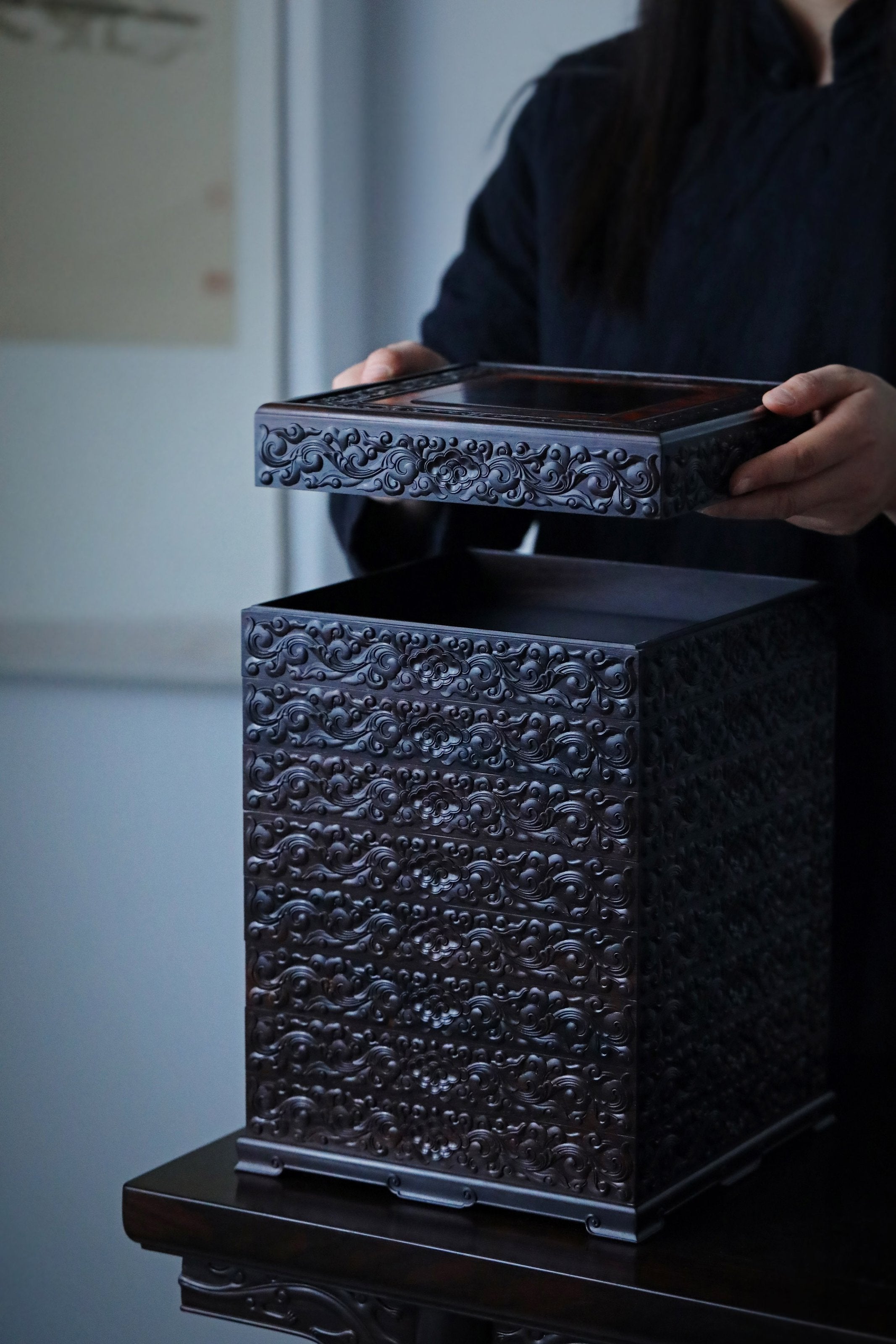 Purple sandalwood tea box with auspicious cloud and scroll patterns, eight-tiered lid and four corners.