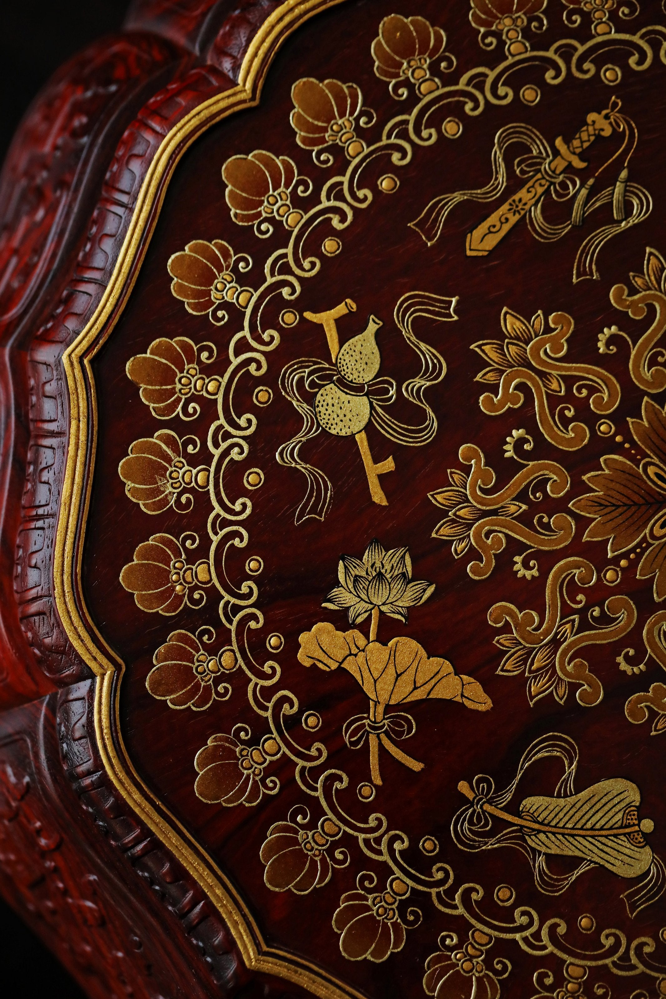 Small-leaf sandalwood twelve-cornered fruit box with gilt decoration of the Eight Immortals and a sunflower-shaped rim.