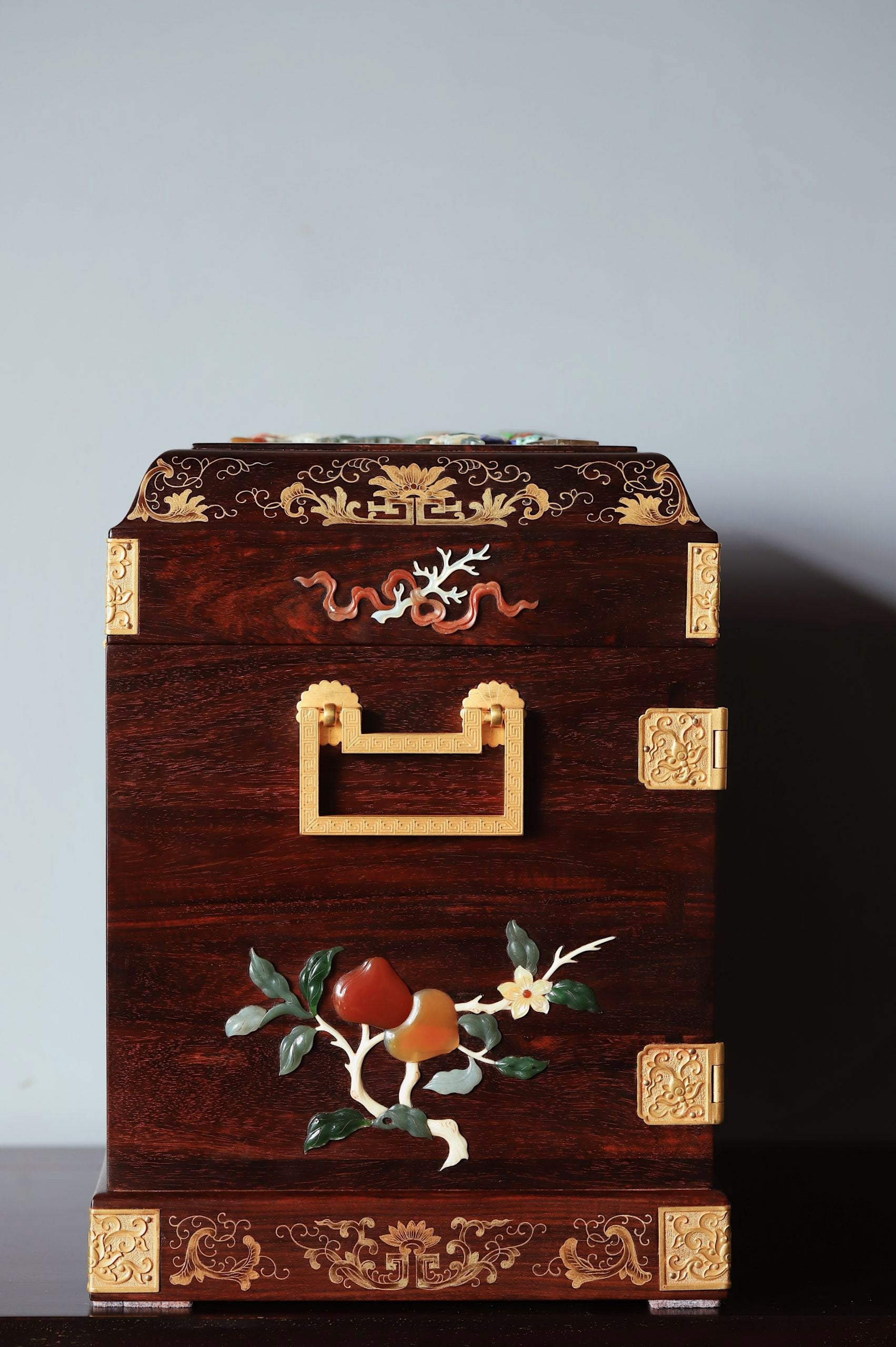 Small-leaf sandalwood inlaid treasure box, symbolizing wealth and peace.