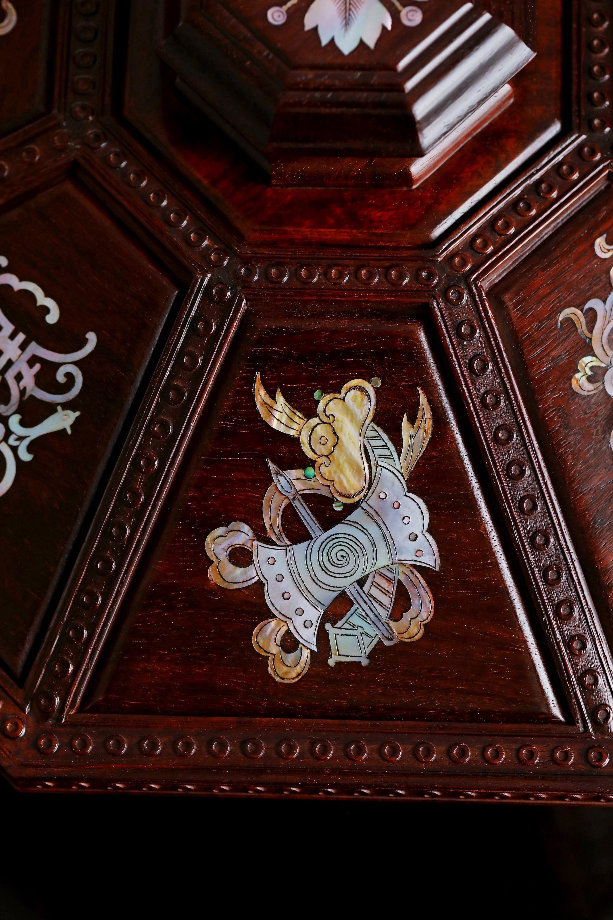 Small-leaf sandalwood inlaid mother-of-pearl eight-treasure fruit box