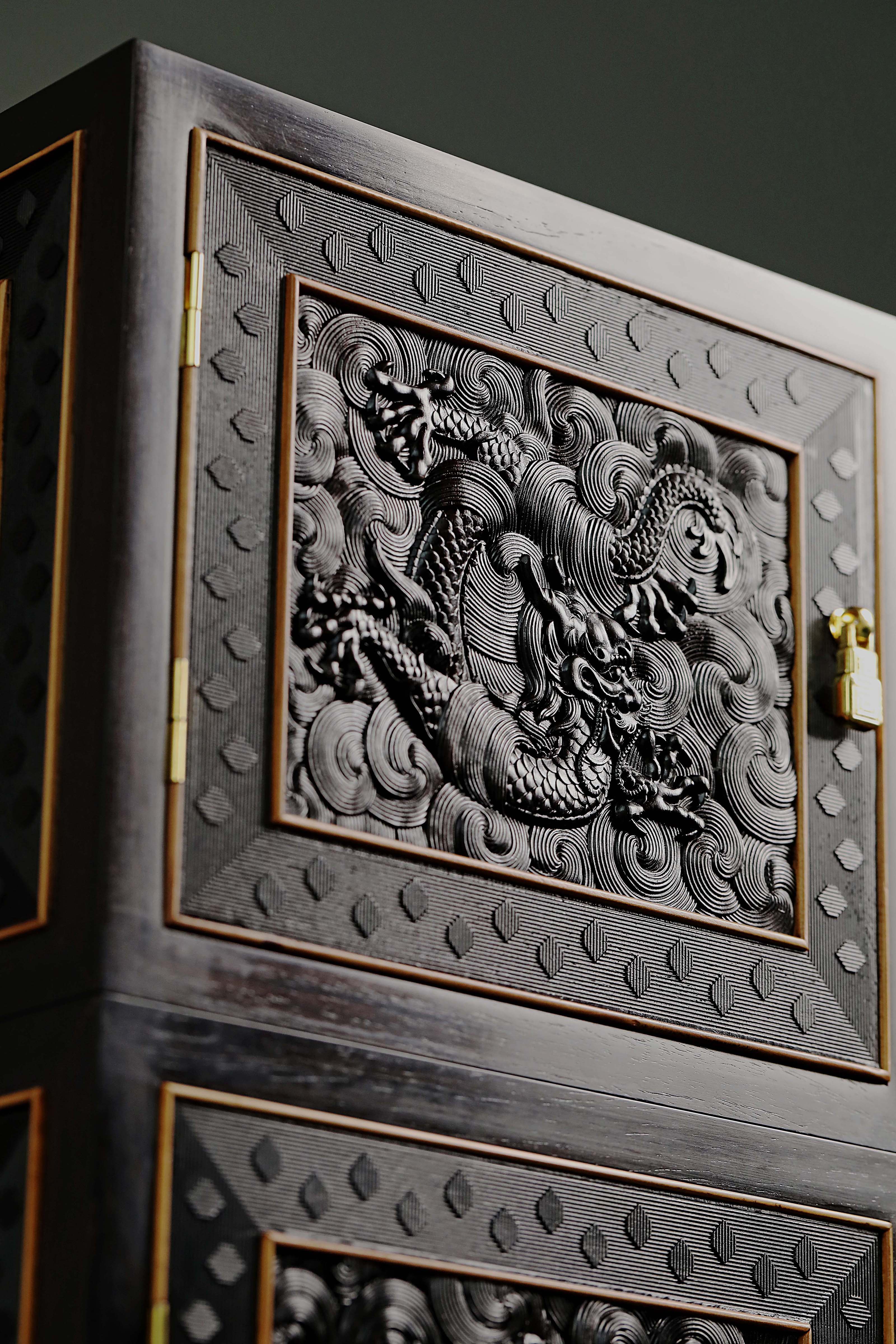 Purple sandalwood table cabinet inlaid with boxwood cloud and dragon patterns