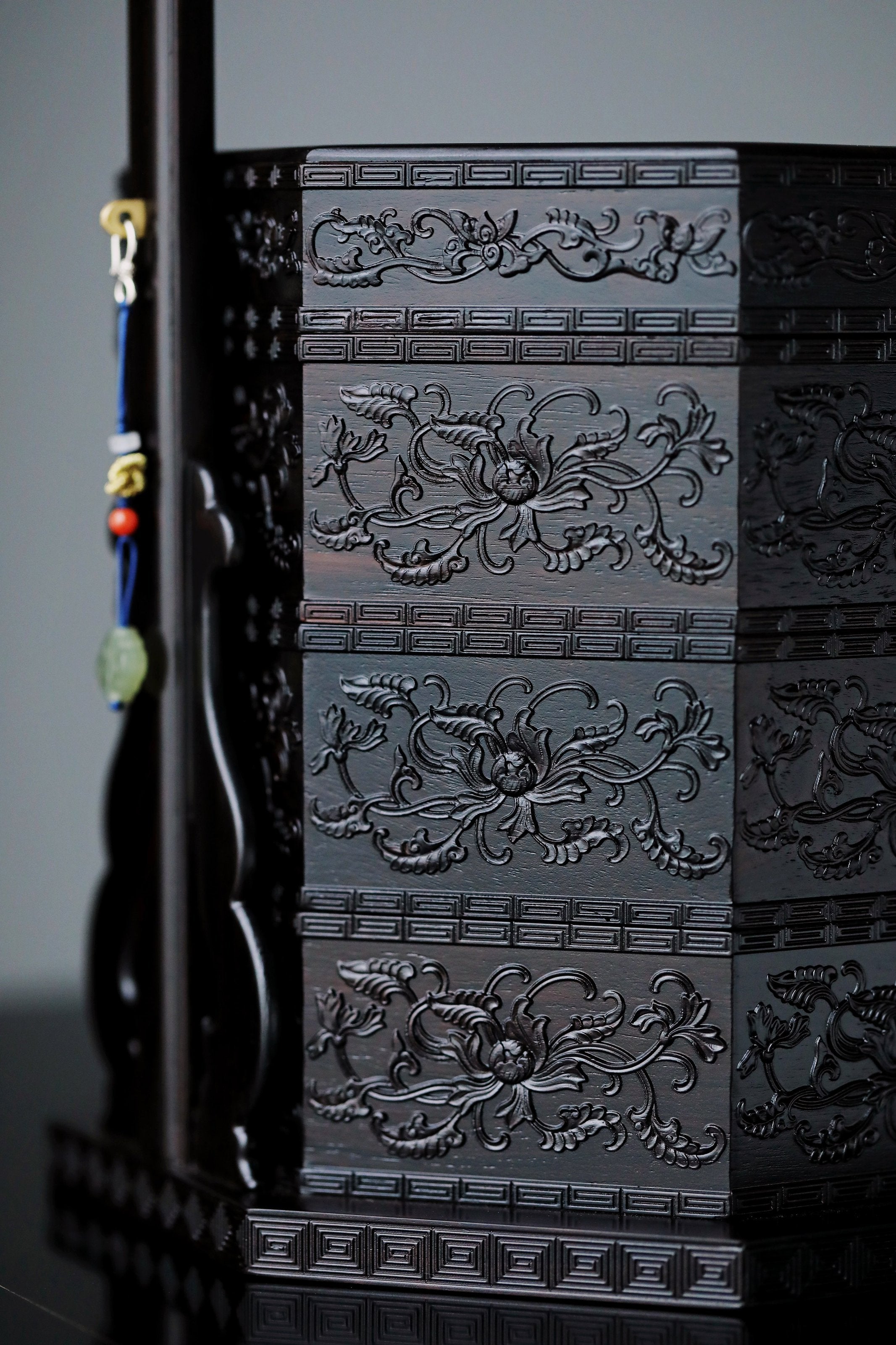 Purple sandalwood octagonal box inlaid with mother-of-pearl and passionflower pattern