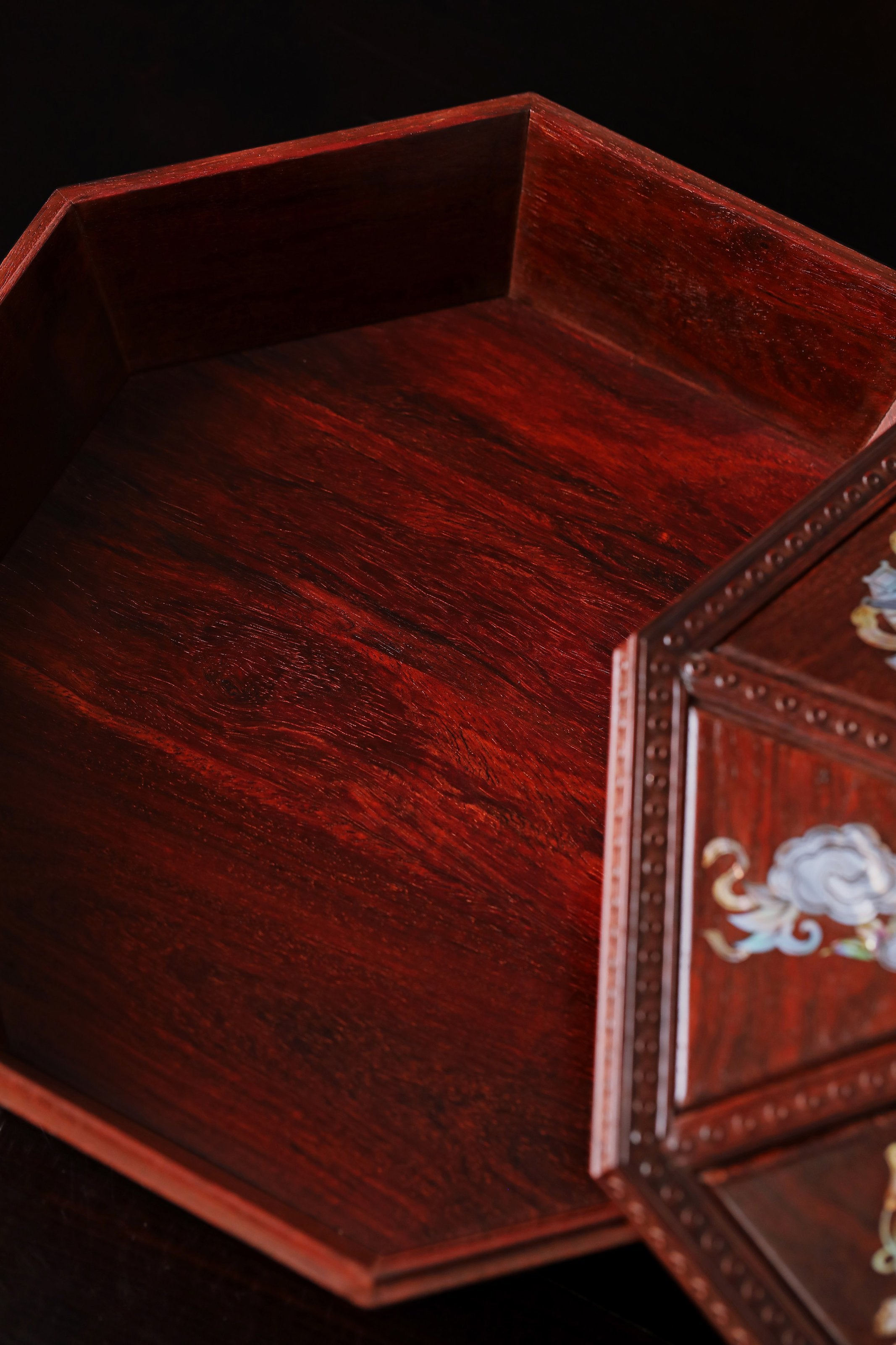 Small-leaf sandalwood inlaid mother-of-pearl eight-treasure fruit box