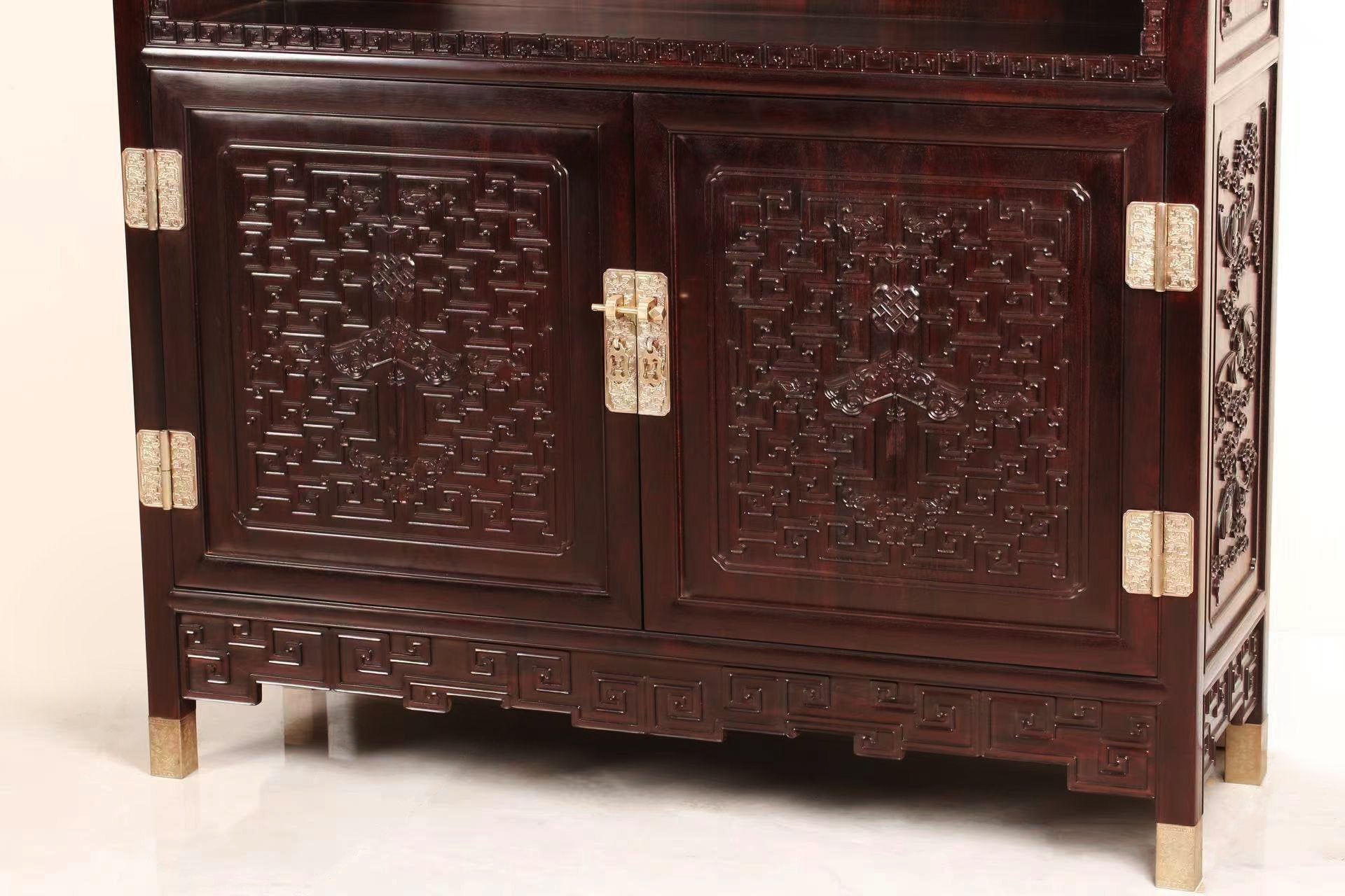 Bookcase with dragon/passionflower pattern and rim