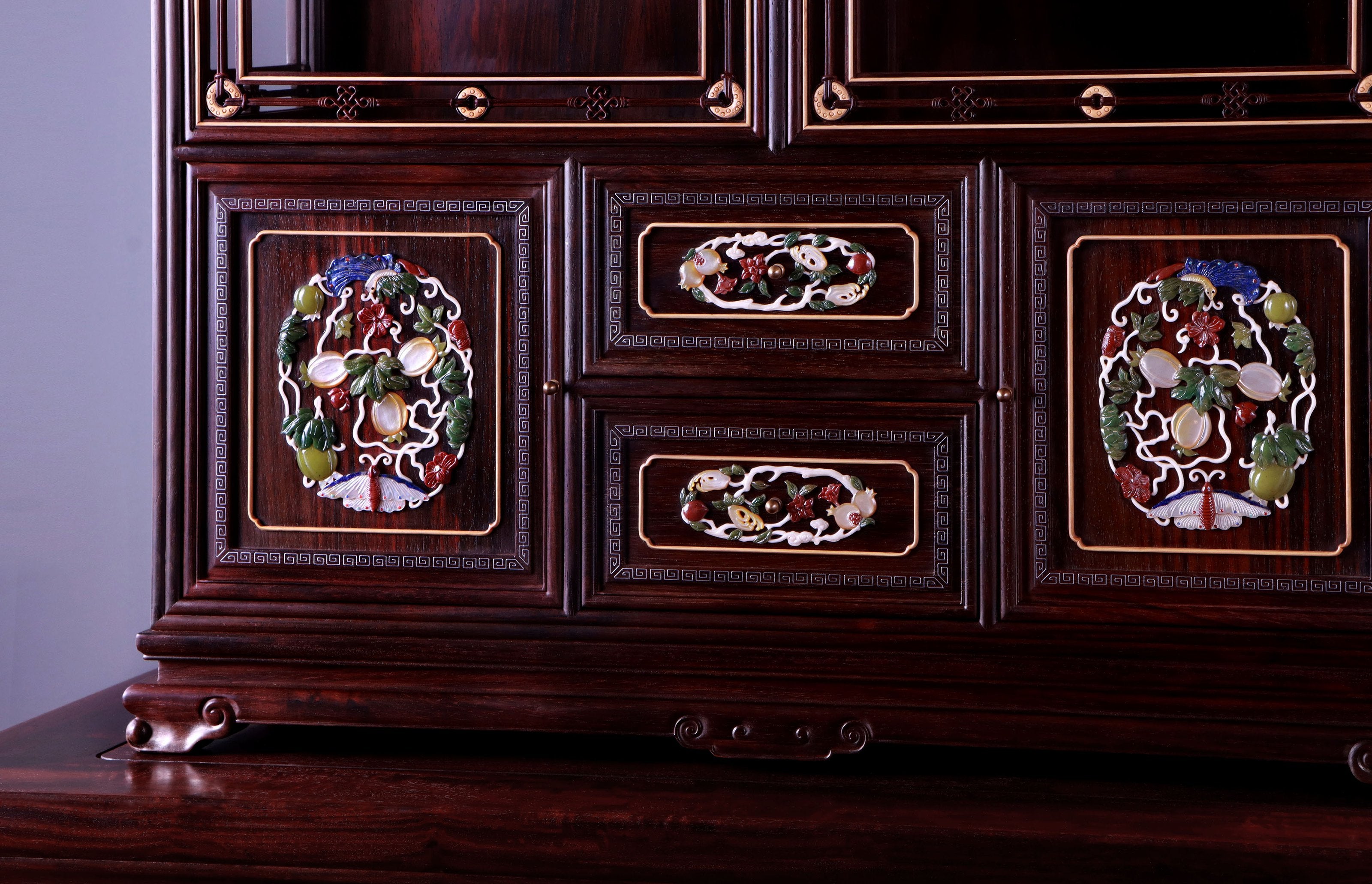 Palace replica of a multi-treasure cabinet with melon and butterfly patterns