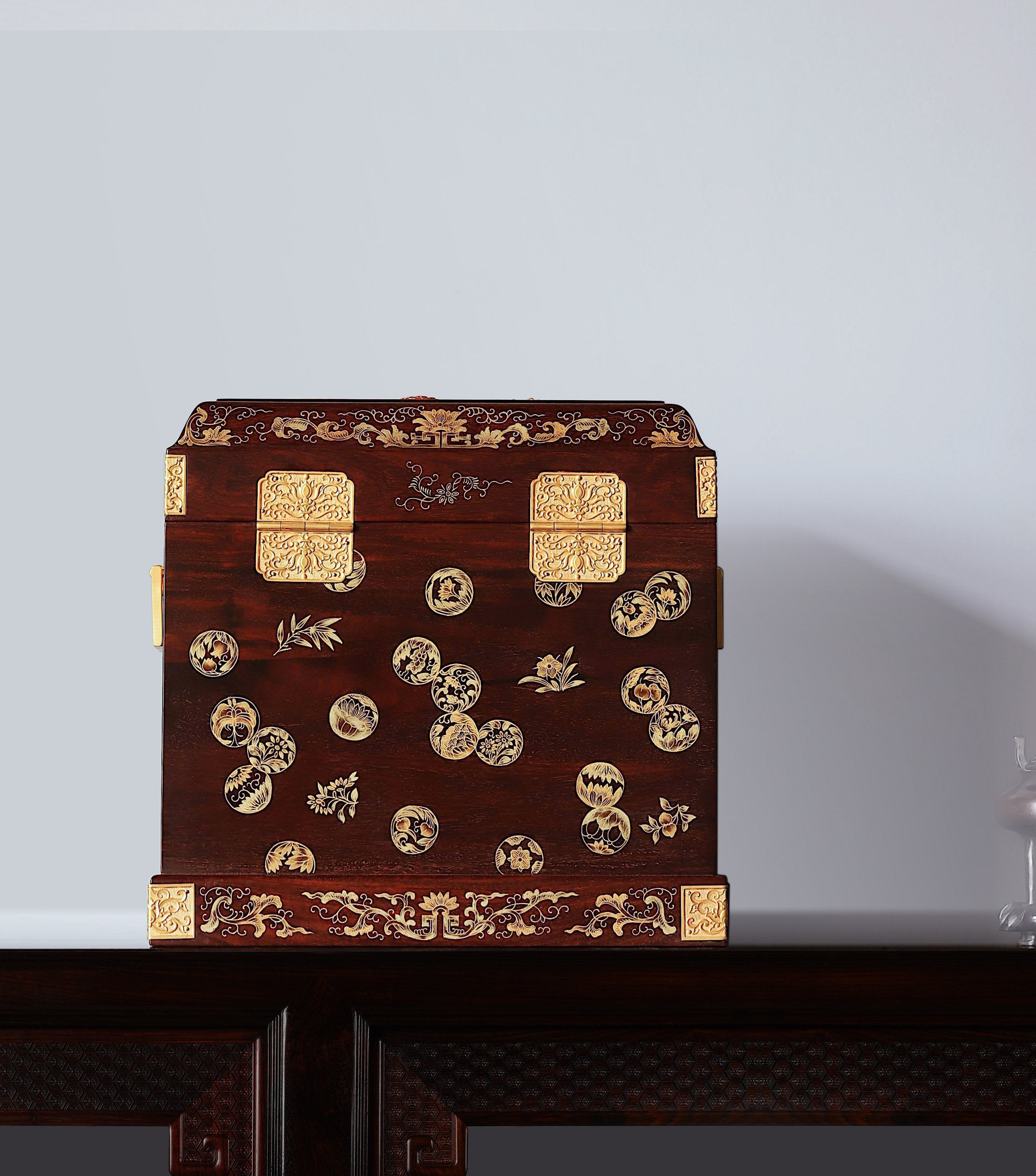 Small-leaf sandalwood inlaid treasure box, symbolizing wealth and peace.