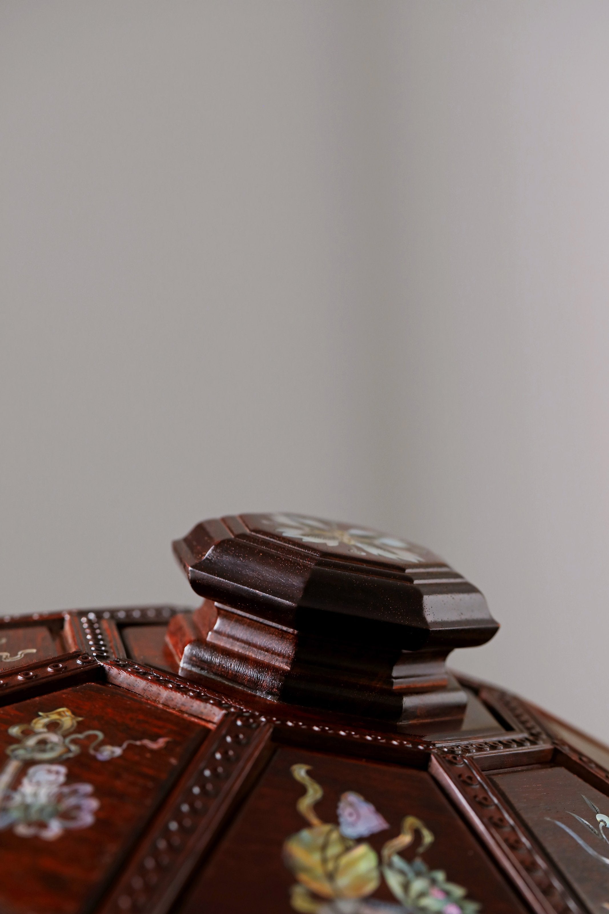 Small-leaf sandalwood inlaid mother-of-pearl eight-treasure fruit box