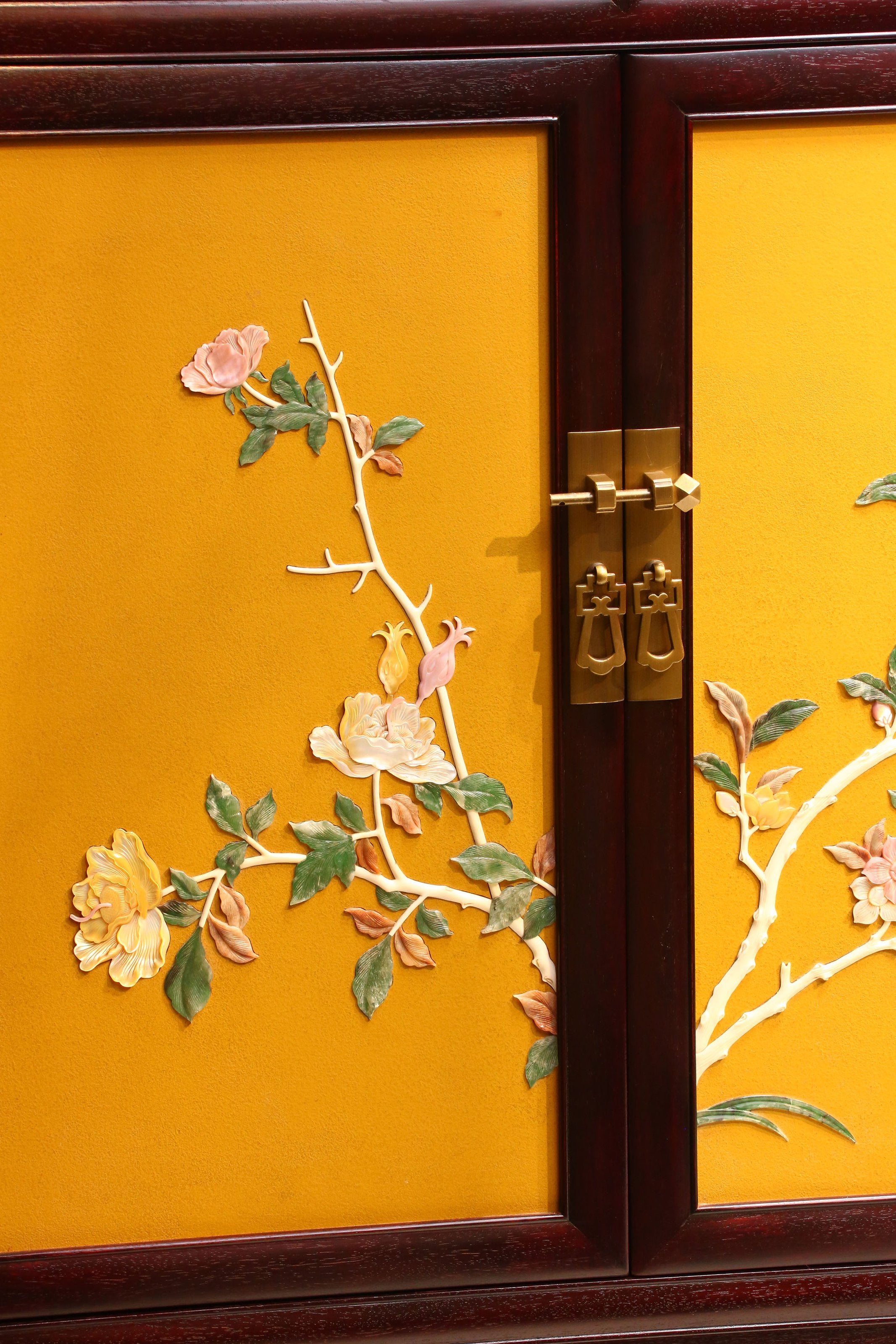 Tea cabinet inlaid with peony flowers