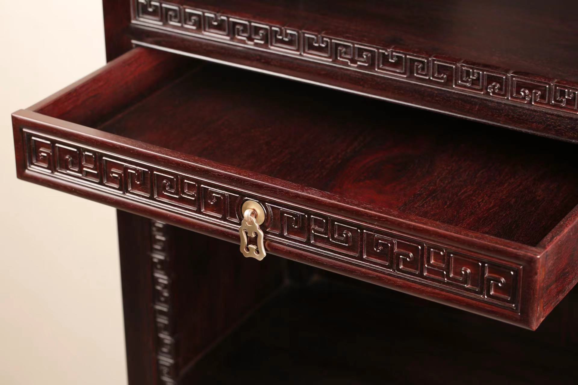 Bookcase with dragon/passionflower pattern and rim