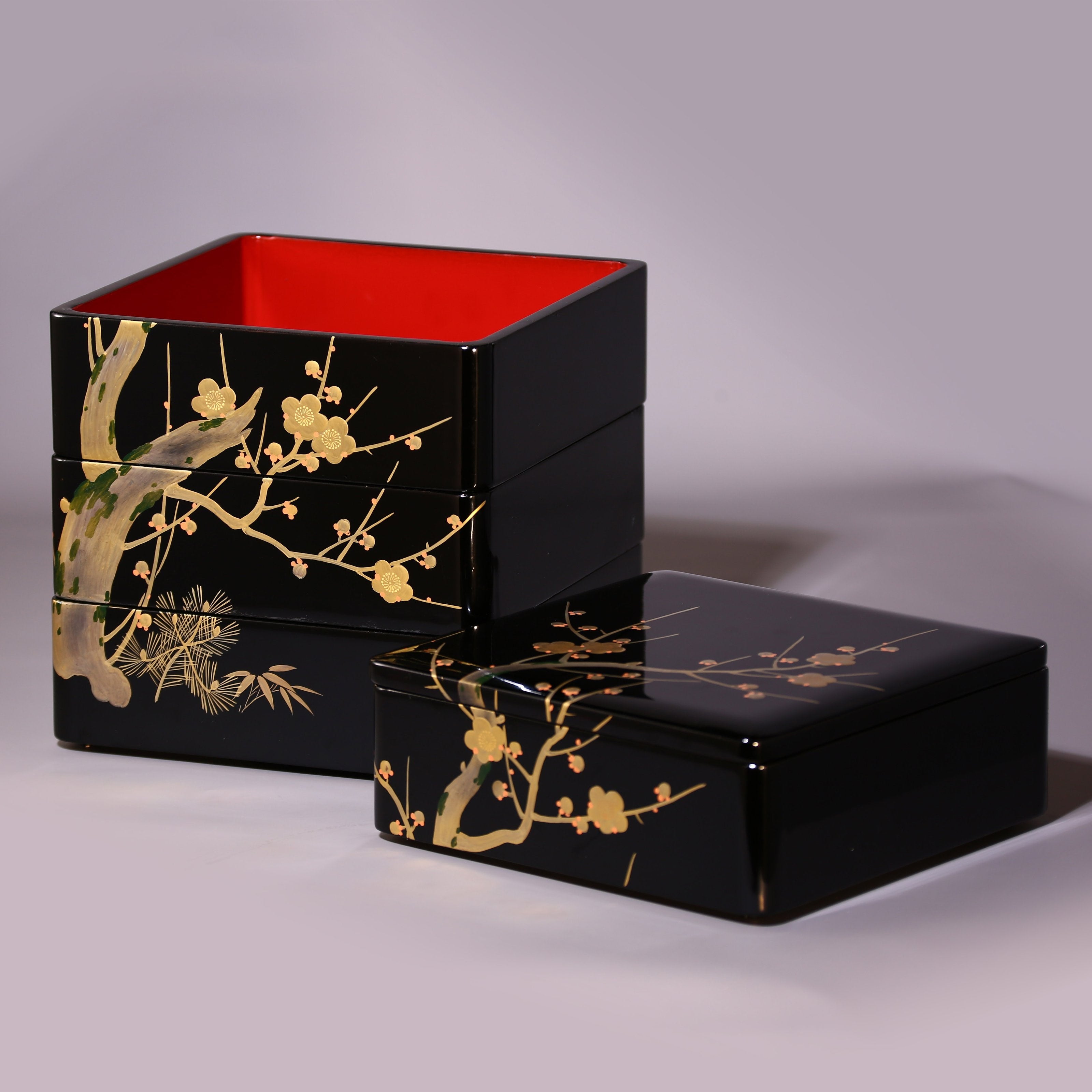 Japanese "Braving Snow and Frost" Lacquerware Box