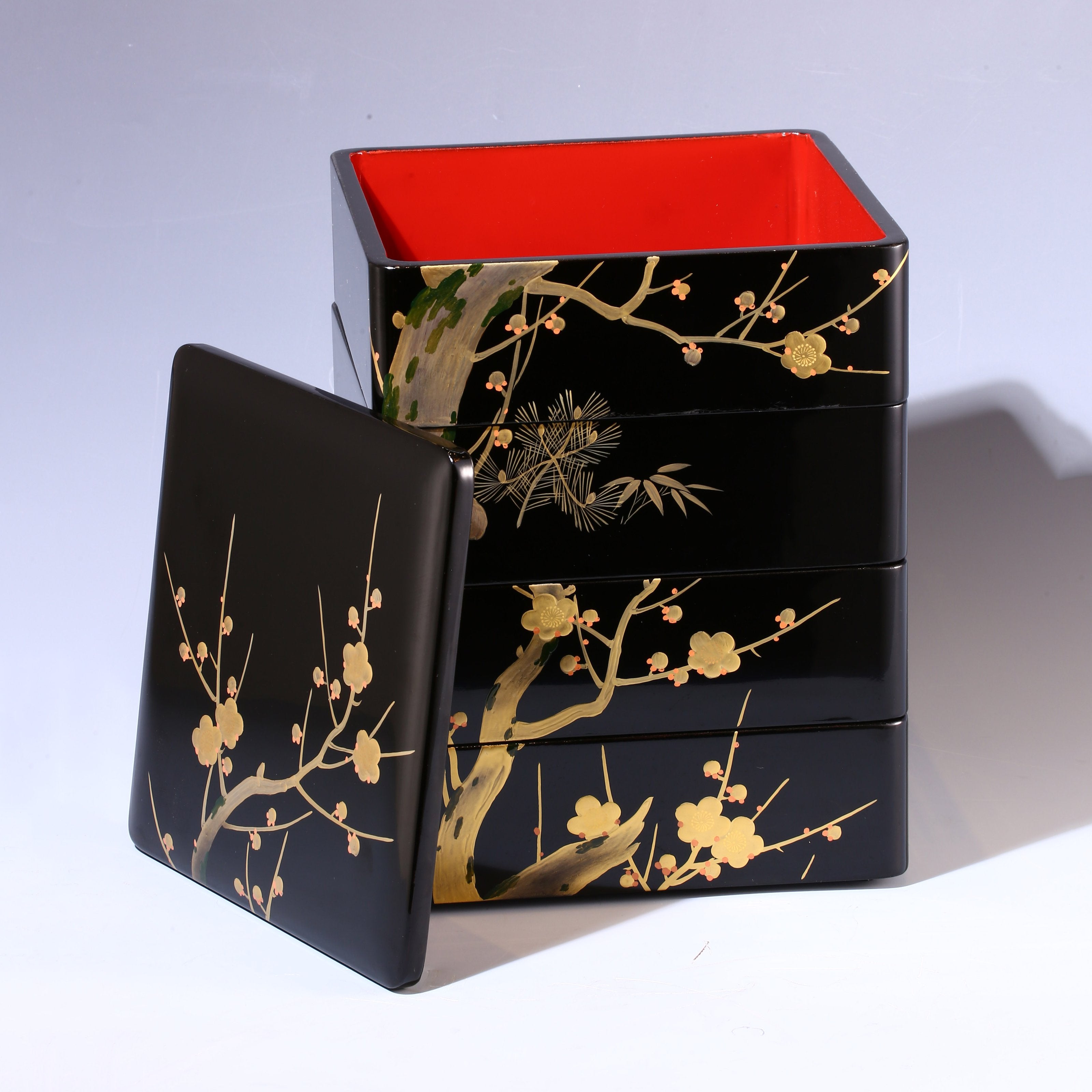 Japanese "Braving Snow and Frost" Lacquerware Box