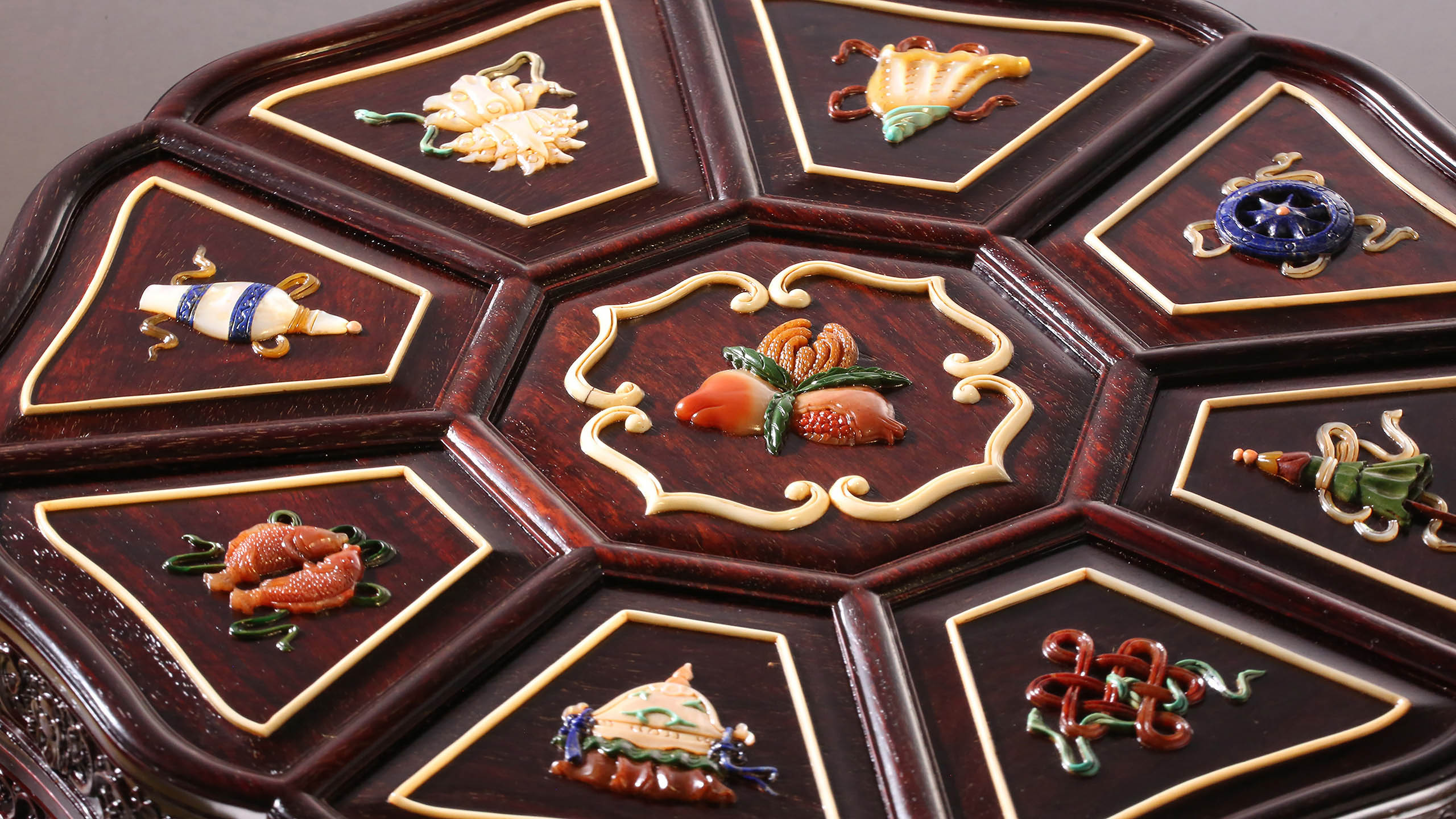 Small-leaf sandalwood/rosewood inlaid sunflower and eight-treasure fruit box