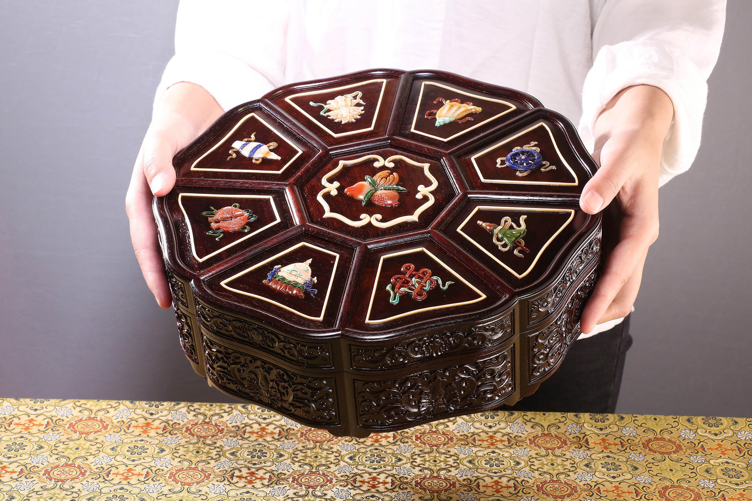 Small-leaf sandalwood/rosewood inlaid sunflower and eight-treasure fruit box