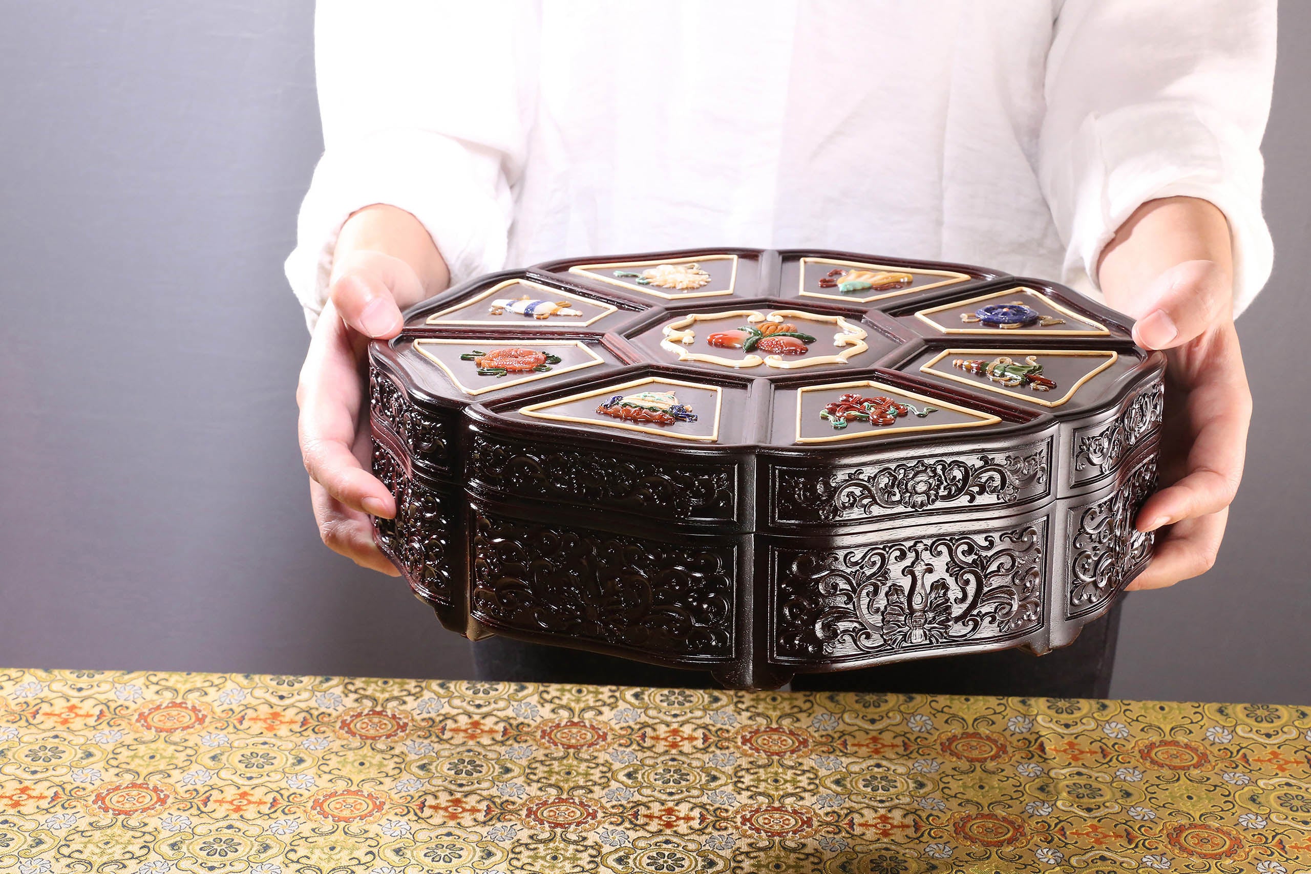 Small-leaf sandalwood/rosewood inlaid sunflower and eight-treasure fruit box