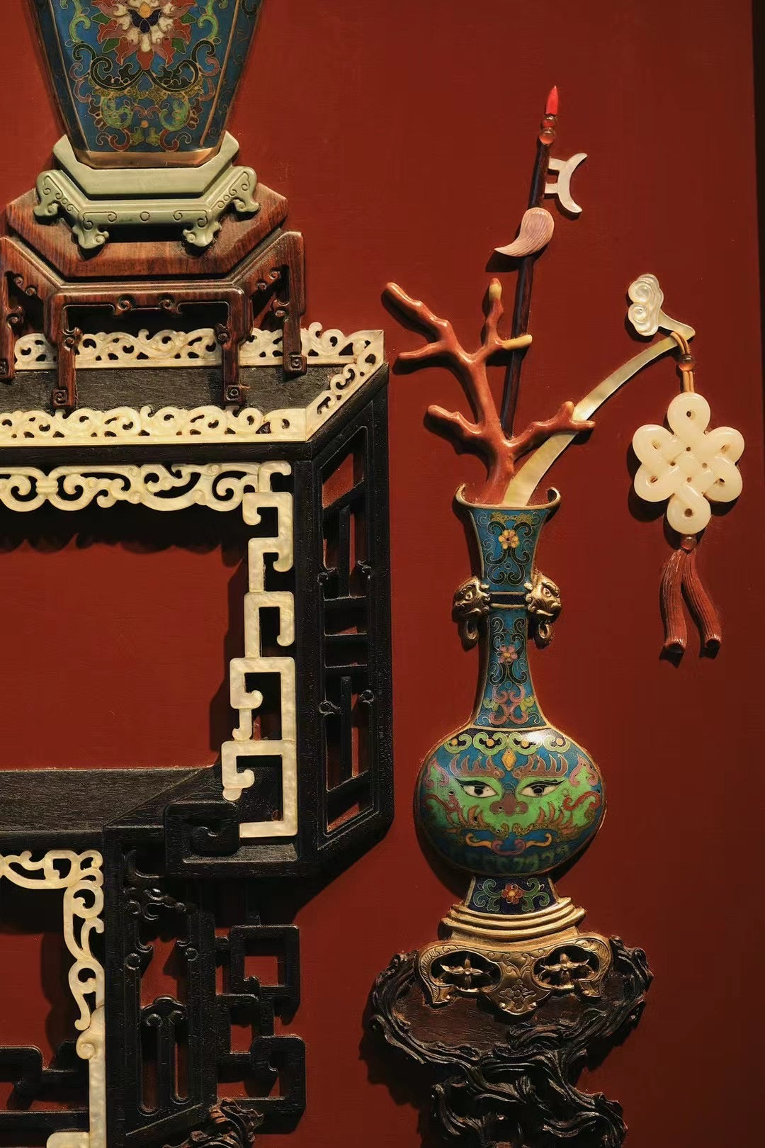 Inlaid hanging screen