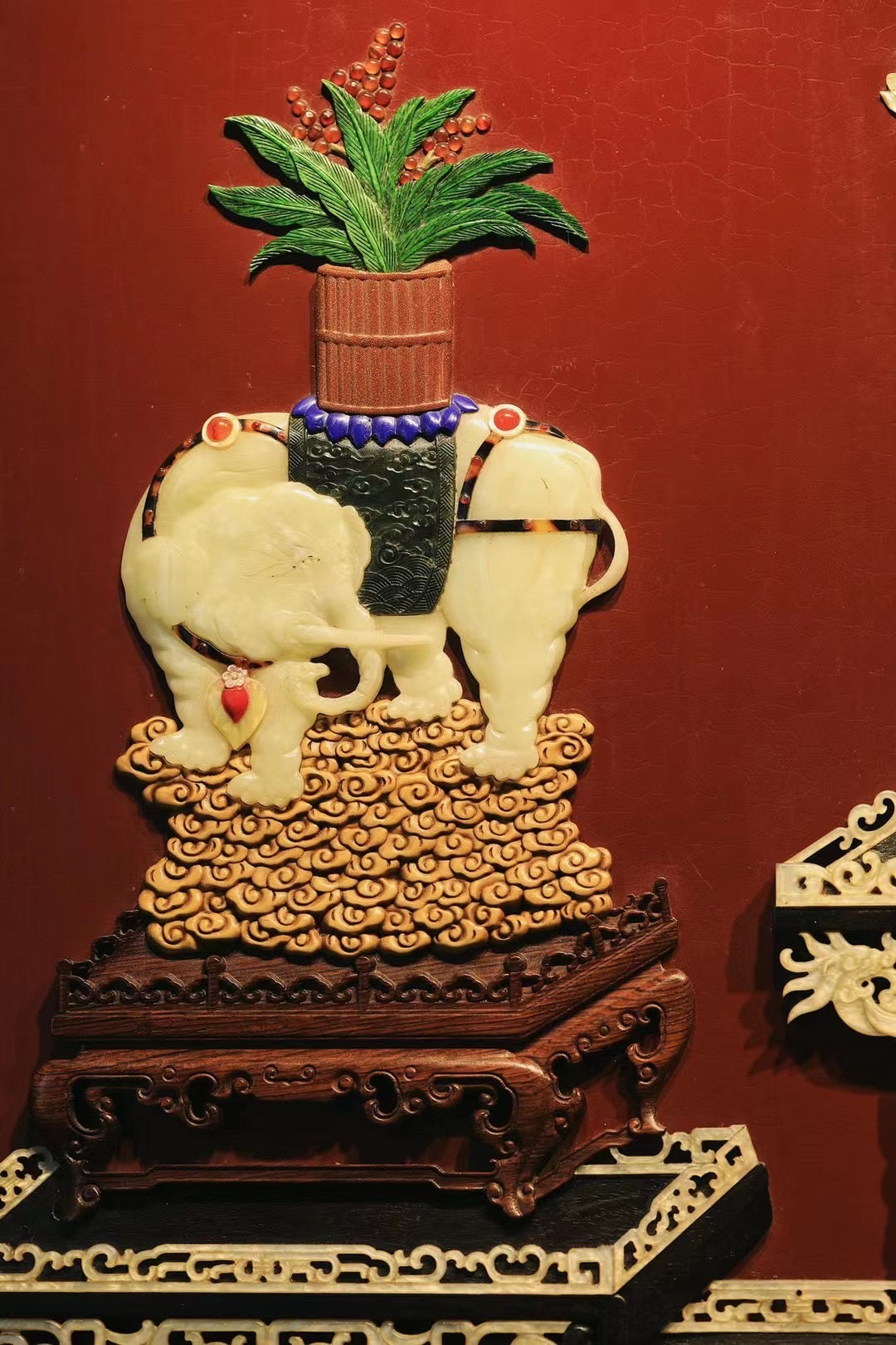 Inlaid hanging screen