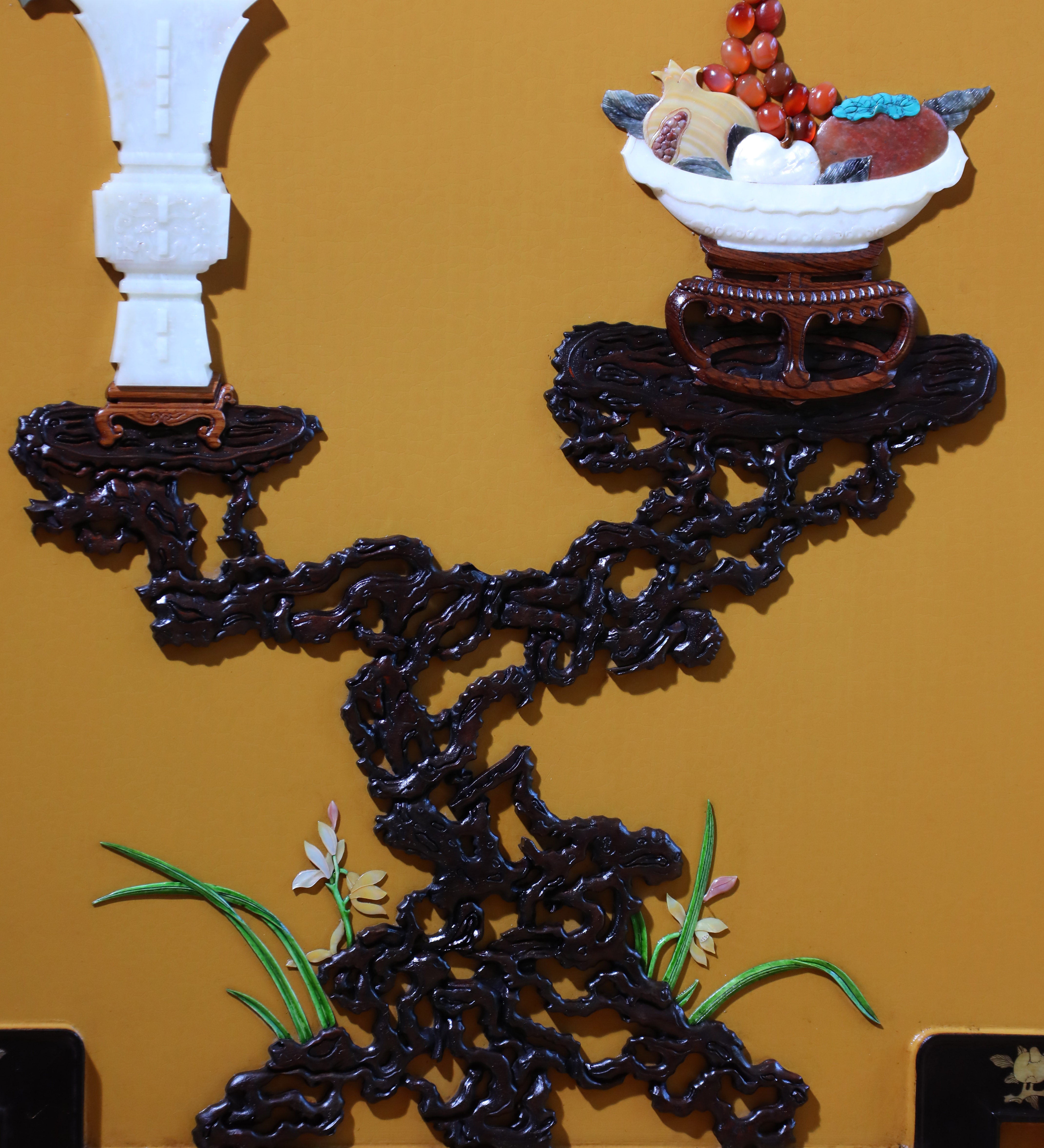 A hanging screen inlaid with precious stones, symbolizing peace and prosperity.