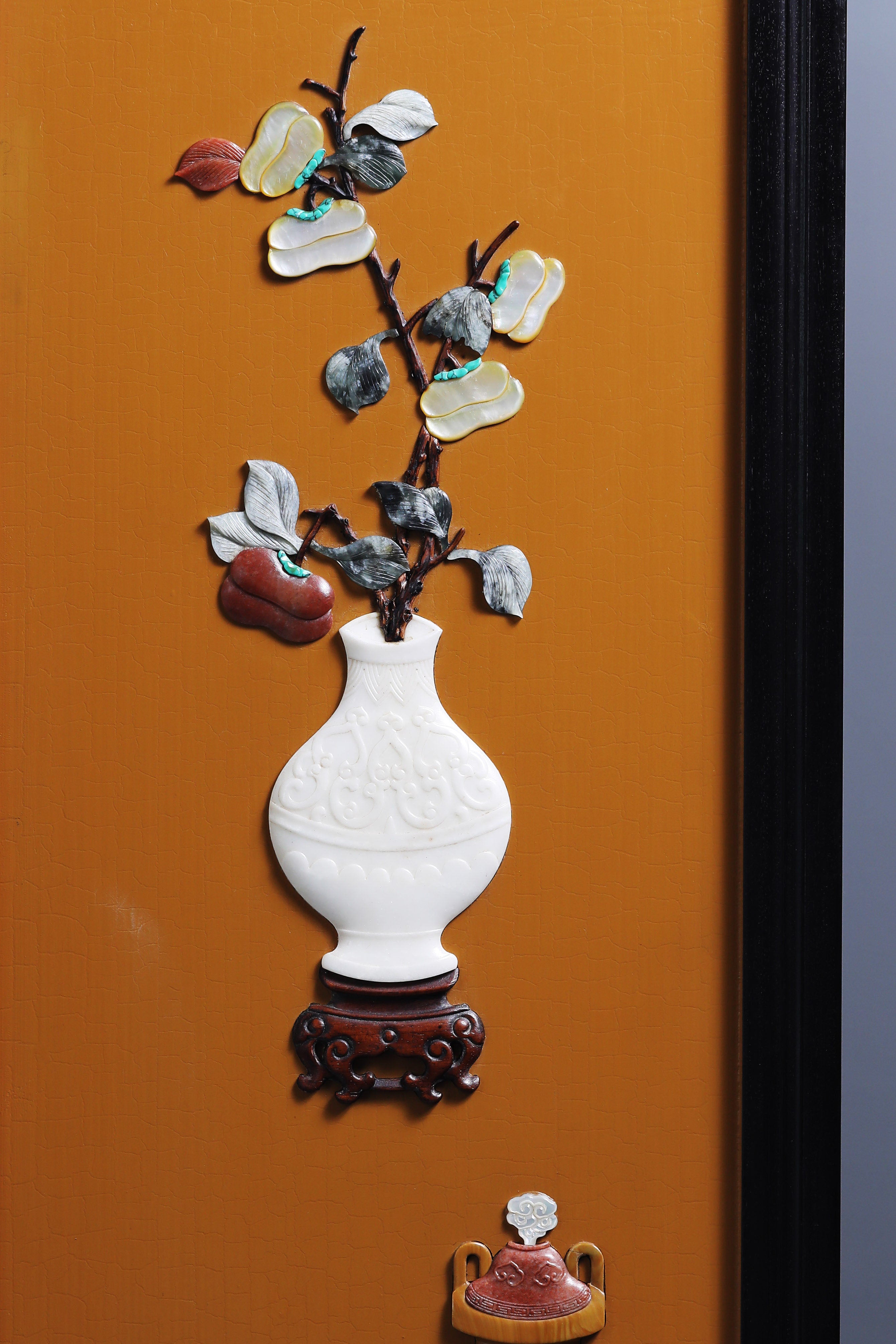 A hanging screen inlaid with precious stones, symbolizing peace and prosperity.