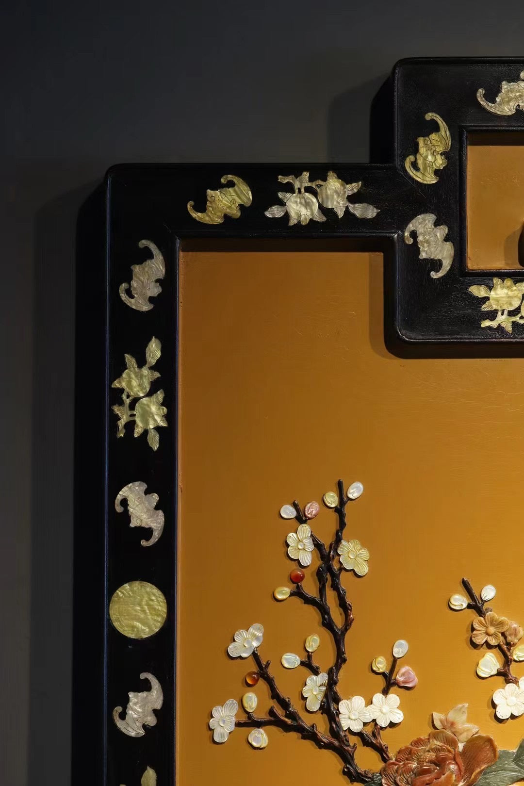 Inlaid hanging screen