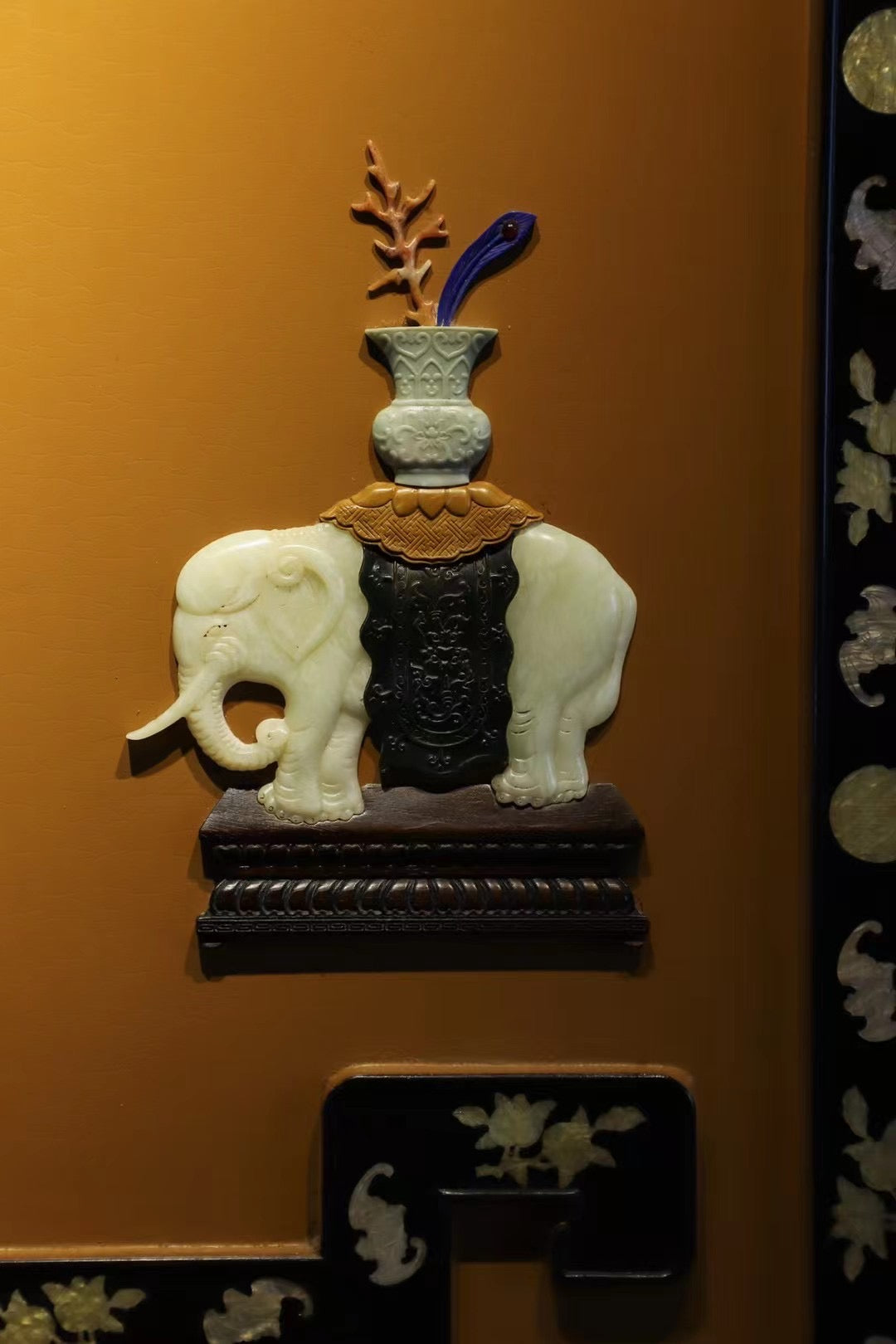 Inlaid hanging screen